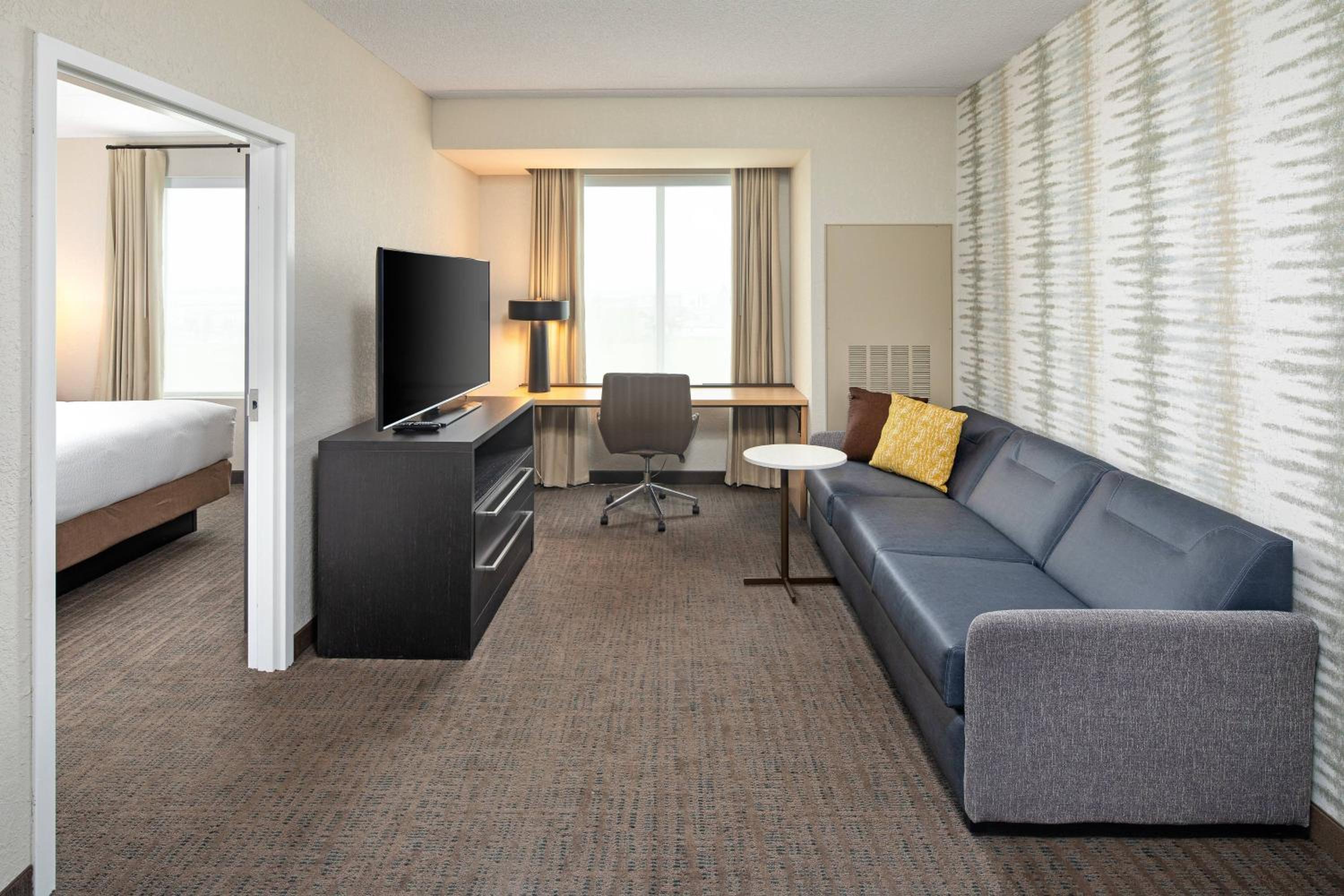 1 Bedroom Suite, 1 King, Sofa bed - Photo 1