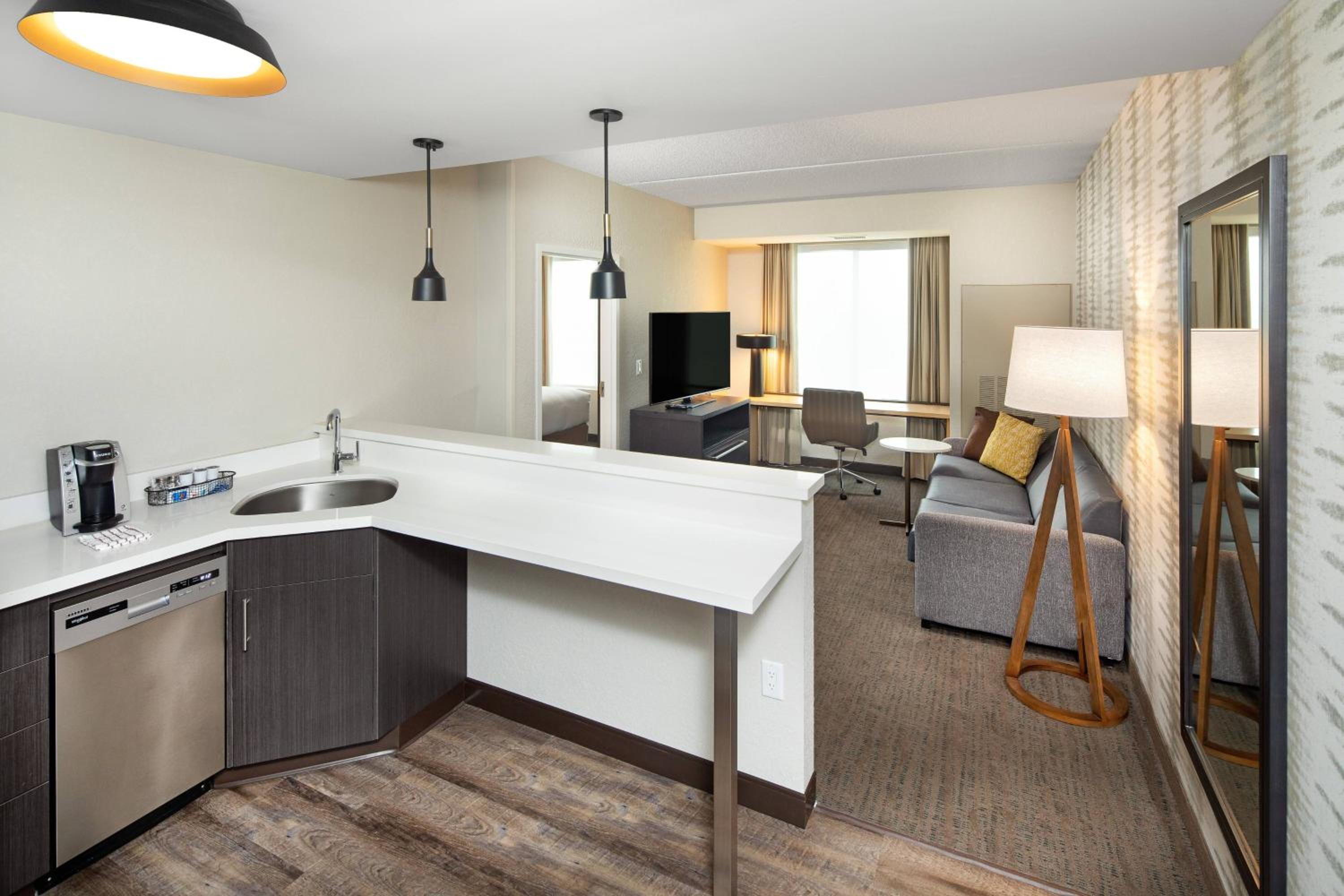 1 Bedroom Suite, 1 King, Sofa bed - Photo 3