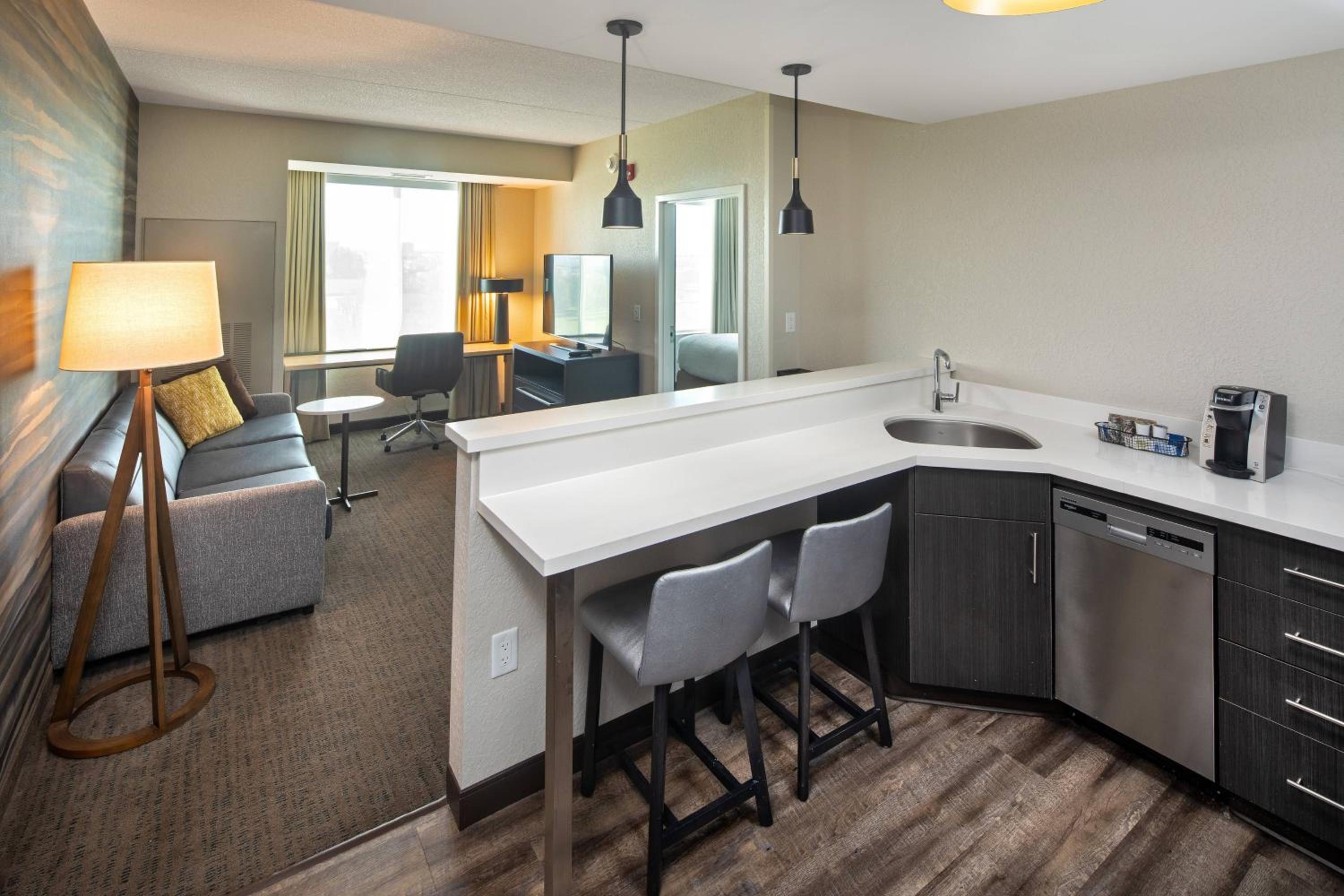 1 Bedroom Suite, 1 King, Sofa bed - Photo 7