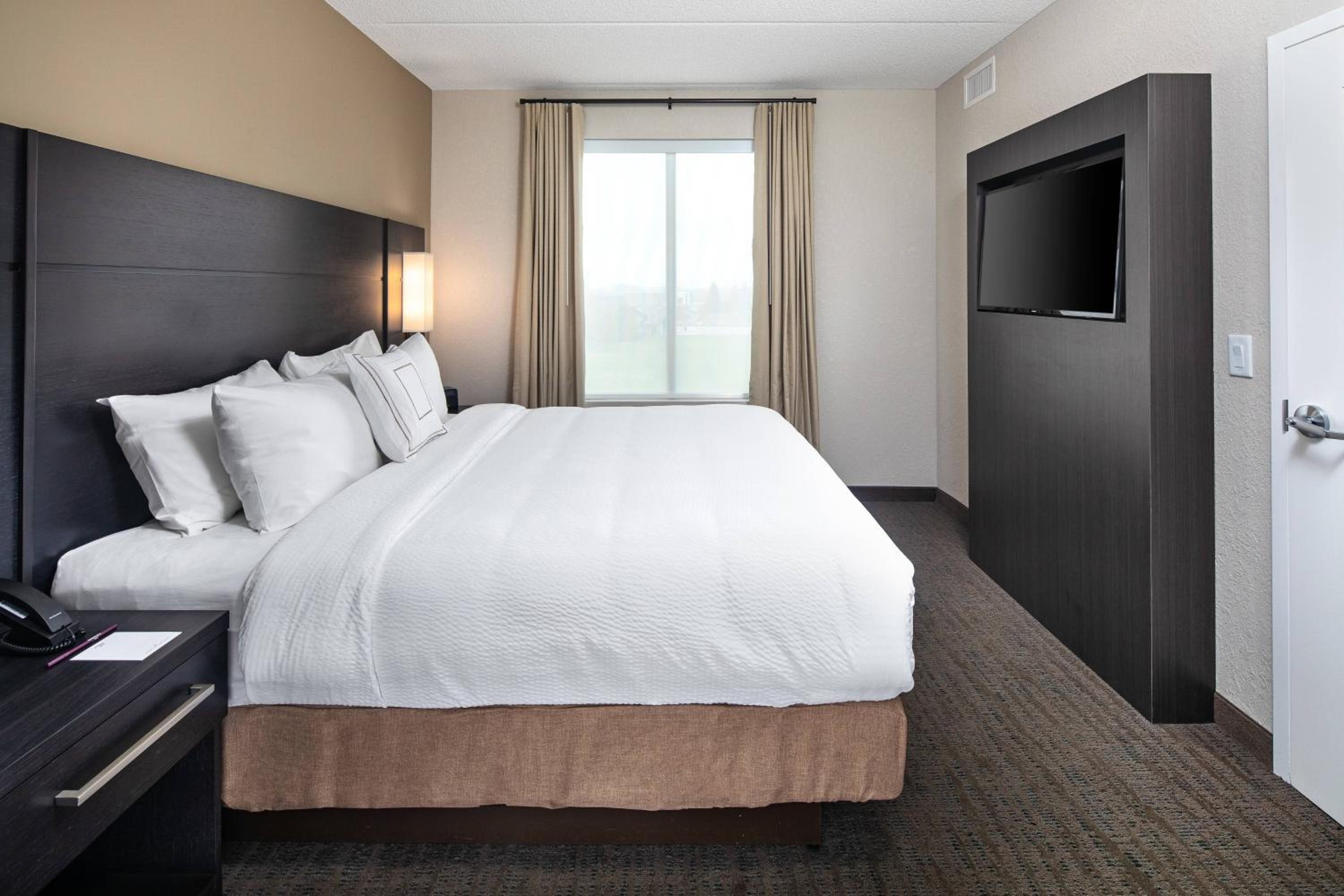 1 Bedroom Suite, 1 King, Sofa bed - Photo 8