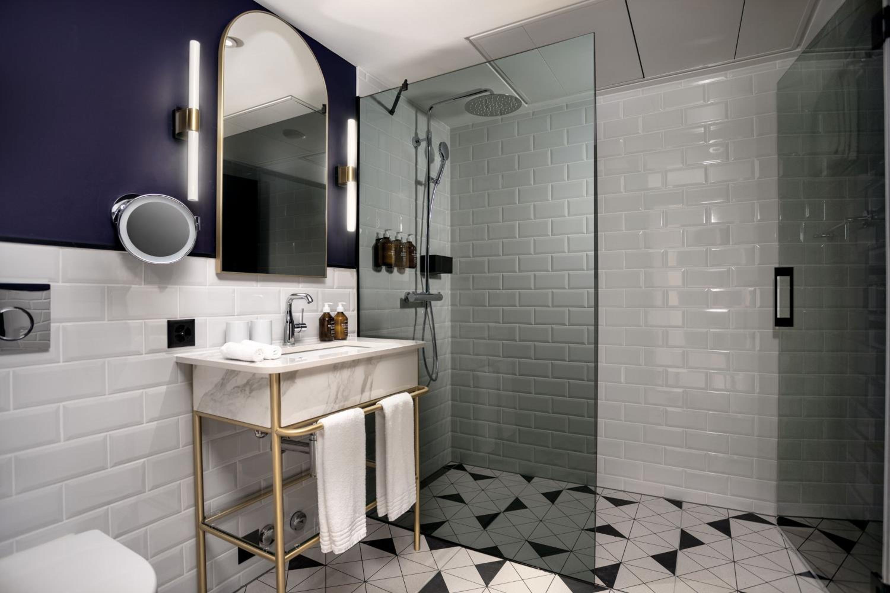 One-Bedroom Corner King Suite with Balcony