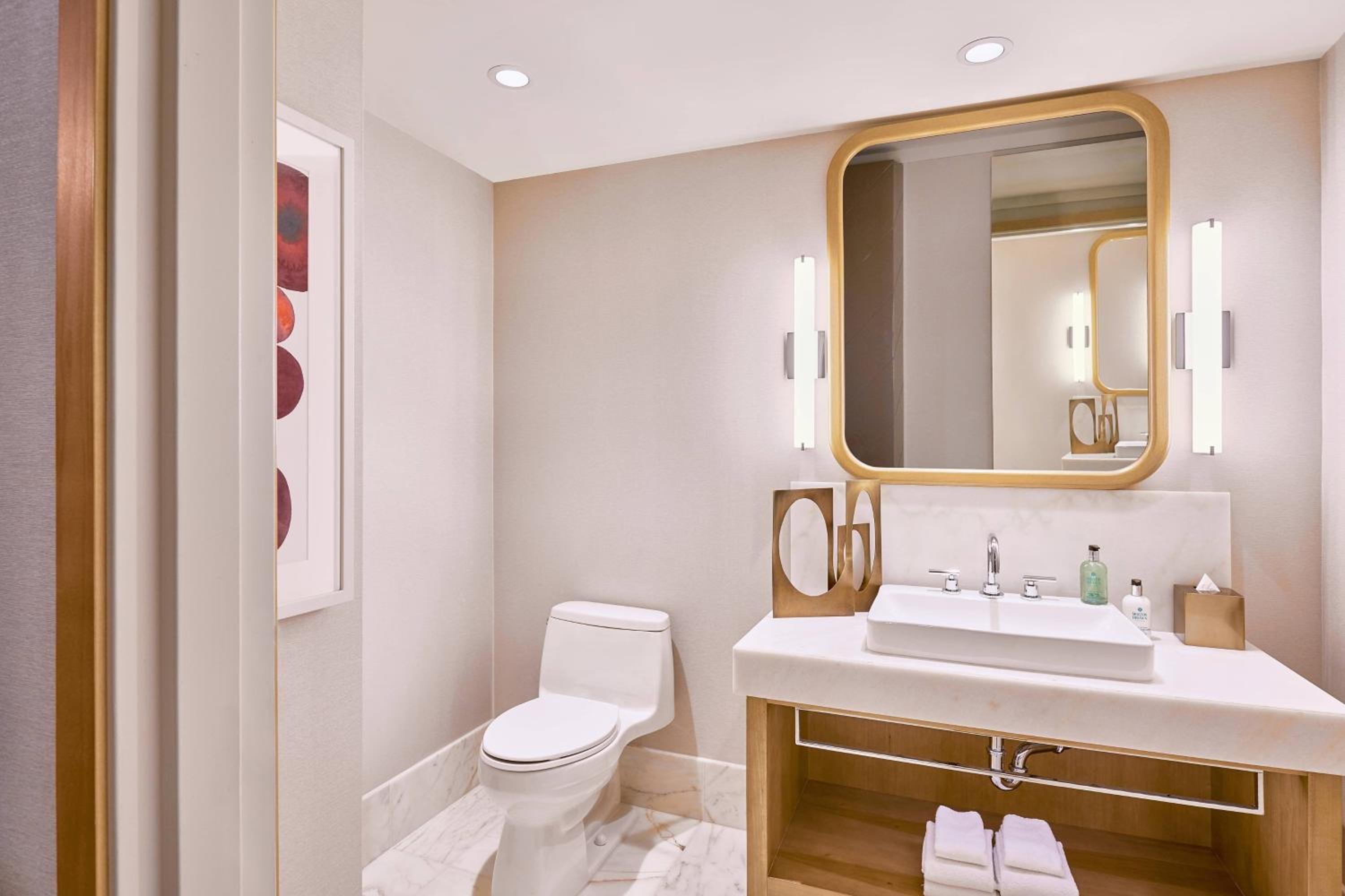 One-Bedroom Ivy King Suite thumbnail 5