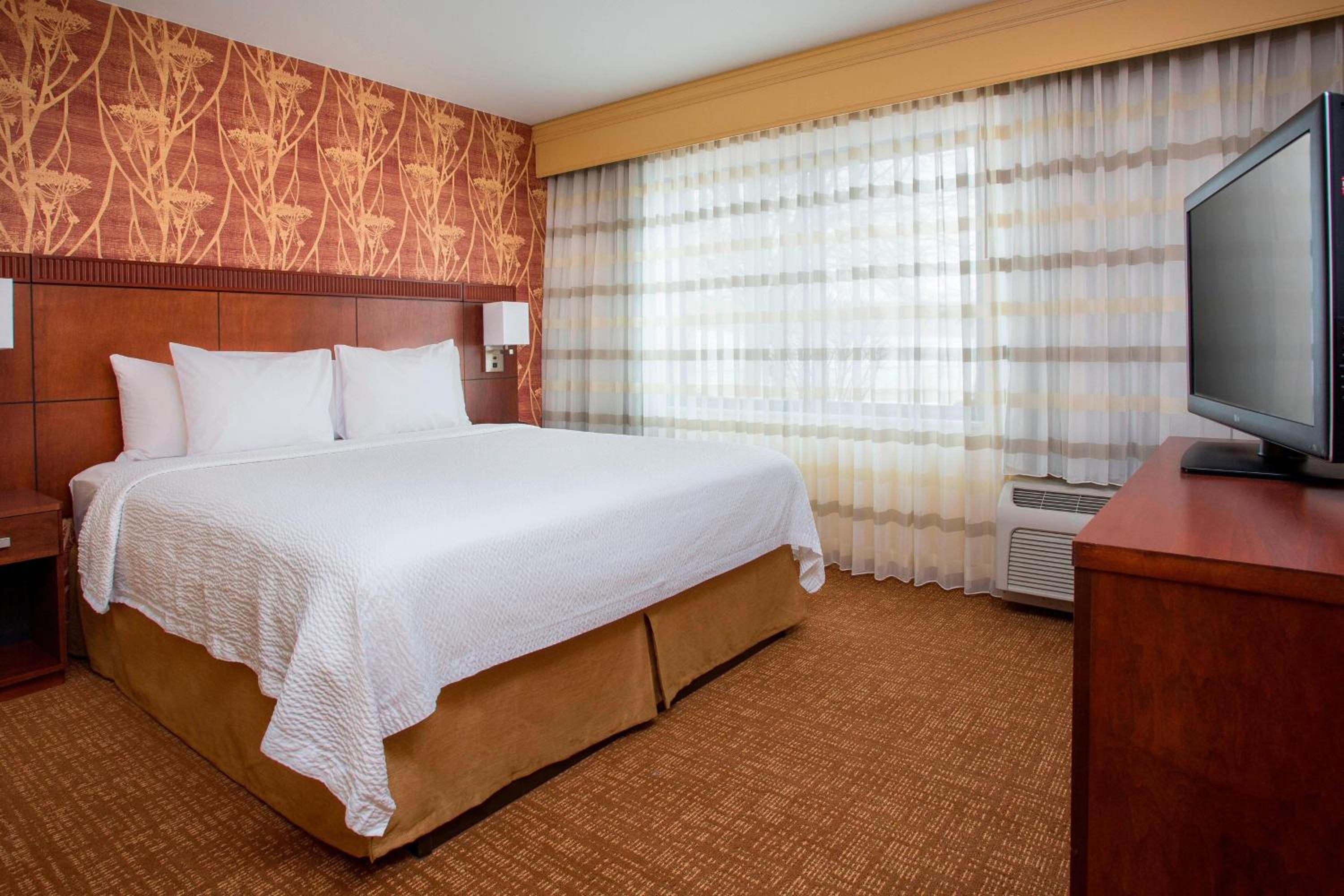 One-Bedroom King Suite with Courtyard View photo 1