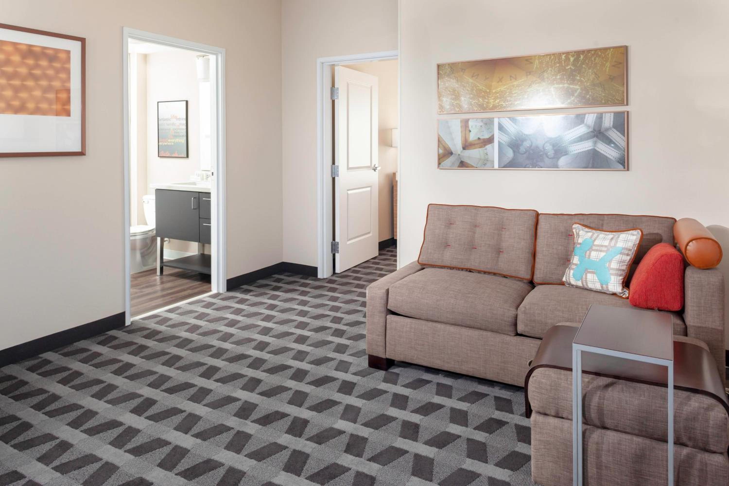 1 Bedroom Suite, 1 Queen, Sofa bed photo 3