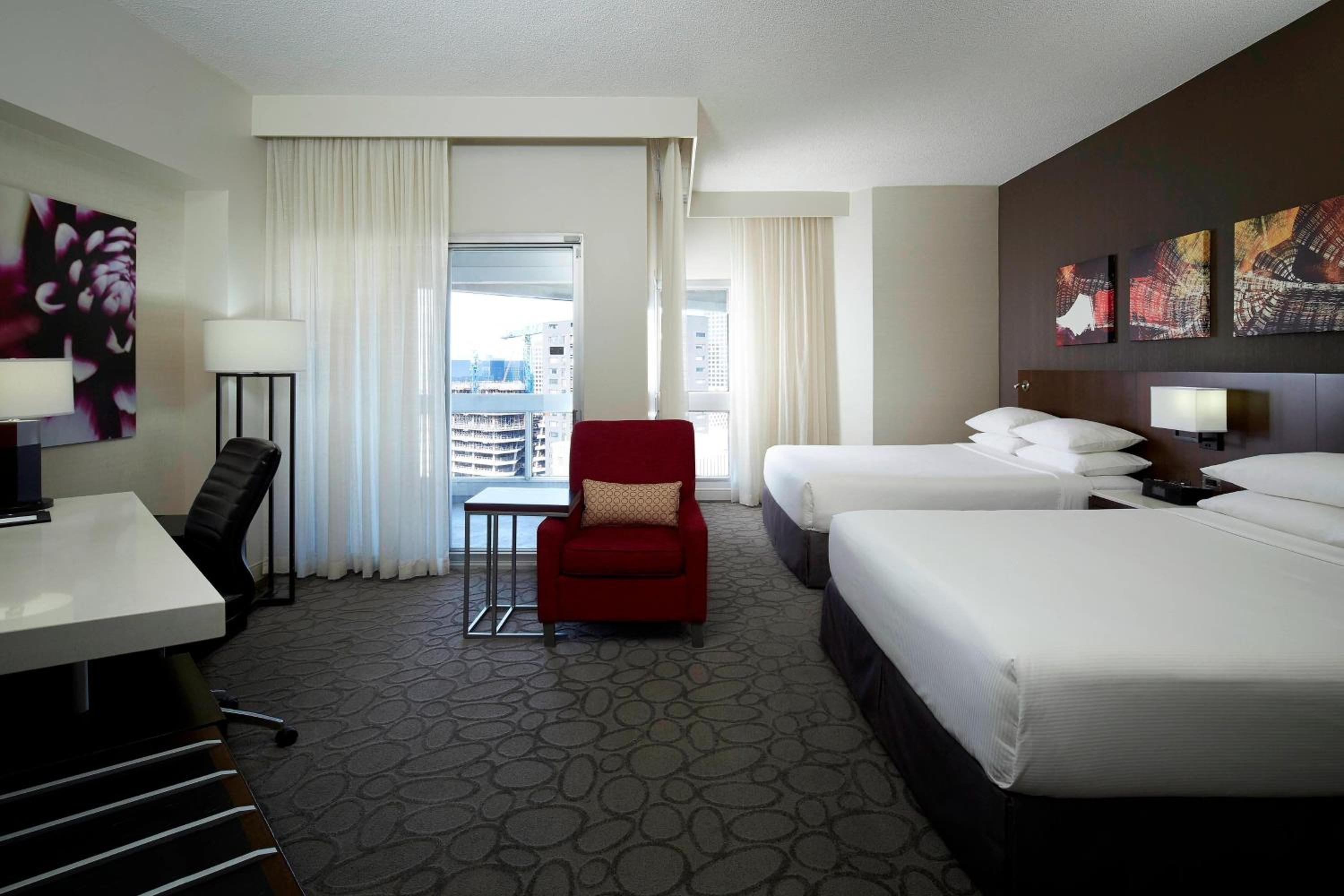 Queen Room with 2 Queen Beds - Club Level thumbnail 6
