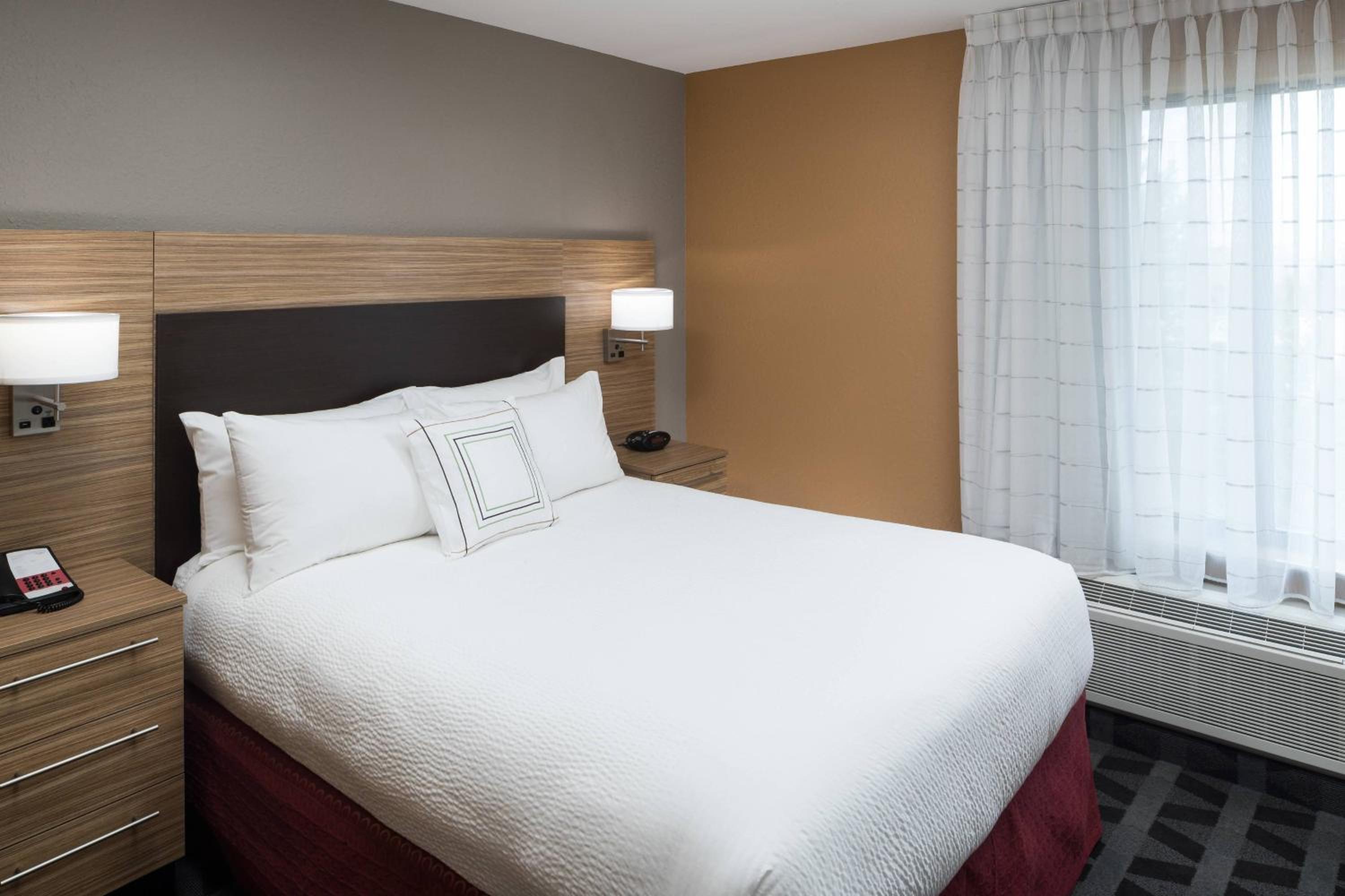 One-Bedroom Queen Suite with Sofa Bed - Photo 4