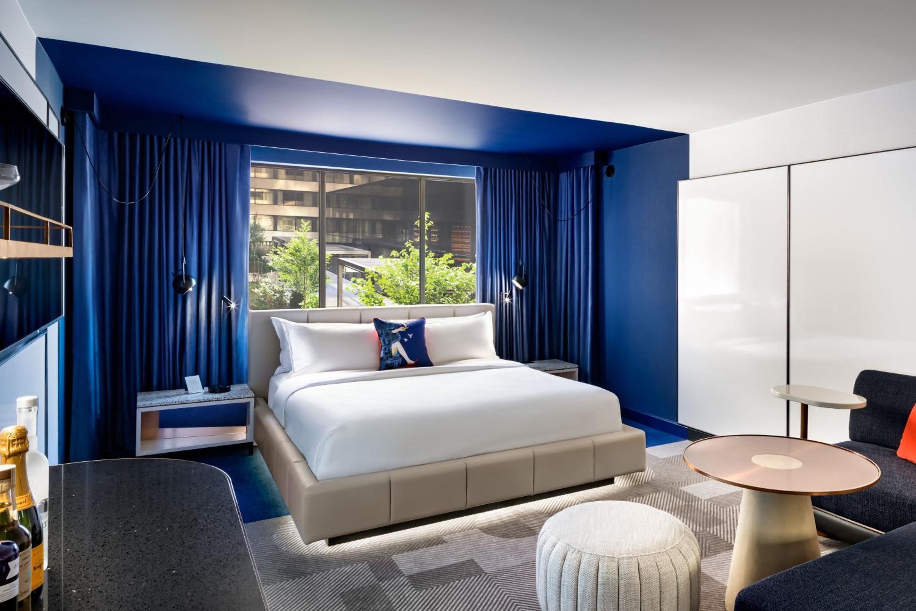 Standard King Room with Courtyard View