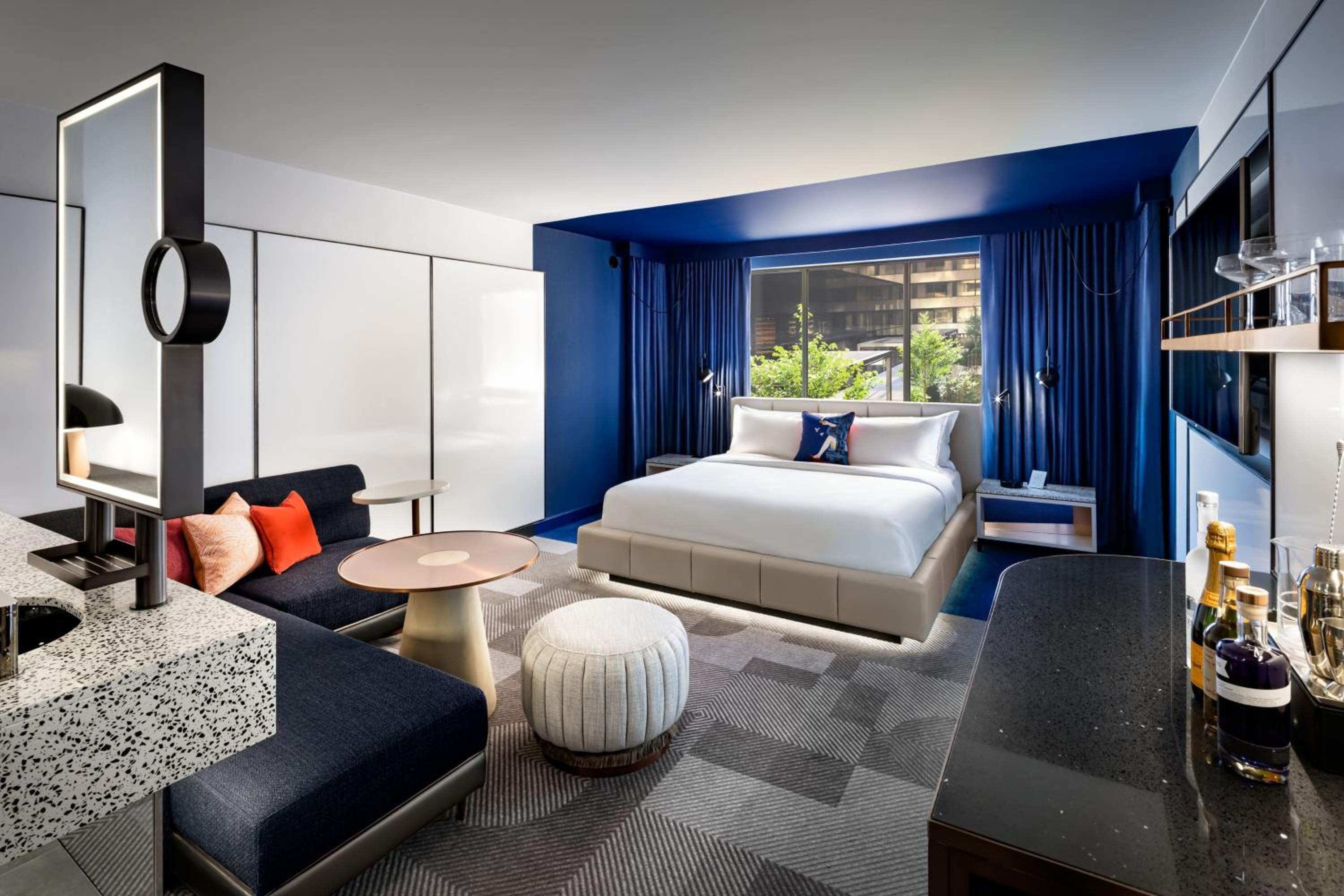 Standard King Room with Courtyard View thumbnail 5