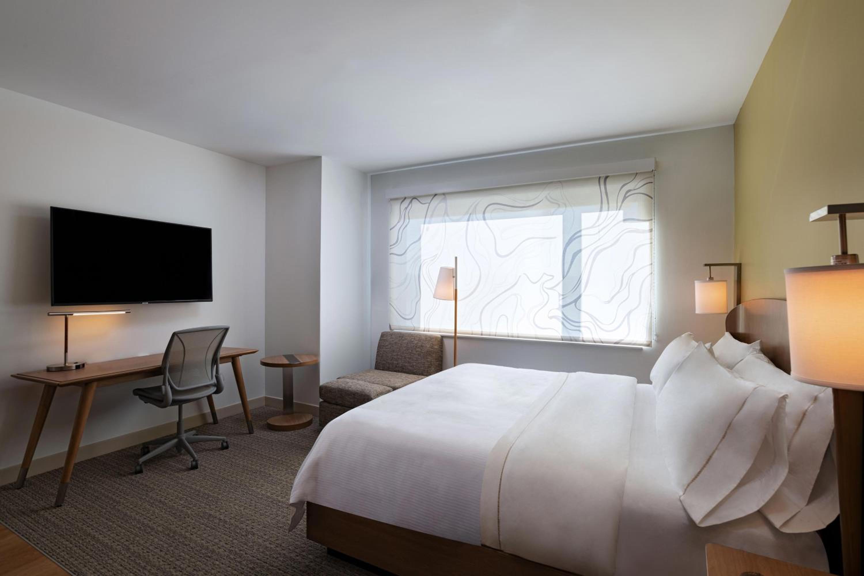 Guest Room, 1 King - Photo 1