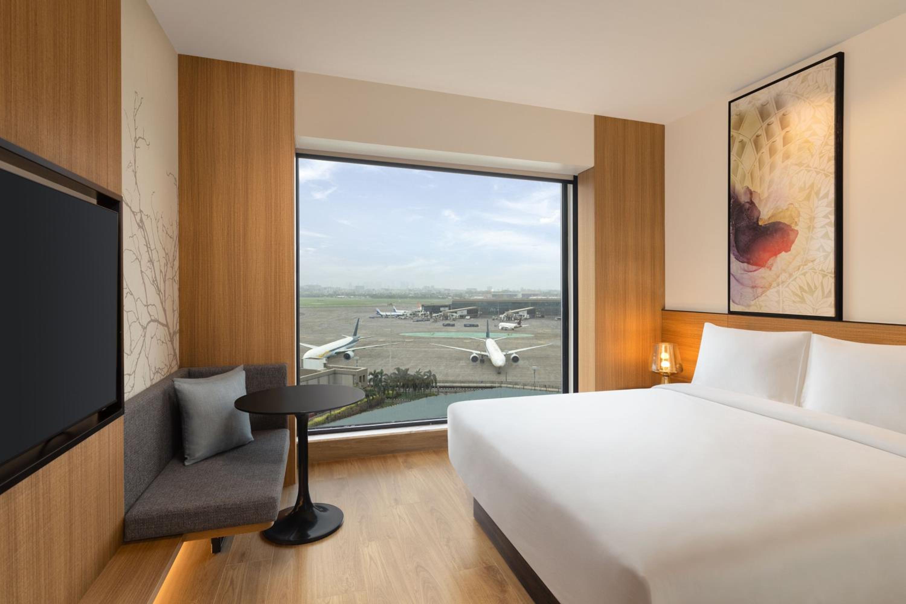 Deluxe Queen Room with Garden View with 50% discount on Buffet , 10% off on Airport Transfers , Laundry and Happy Hours on beverages enjoy 1+1 offer on select beverages - Photo 4