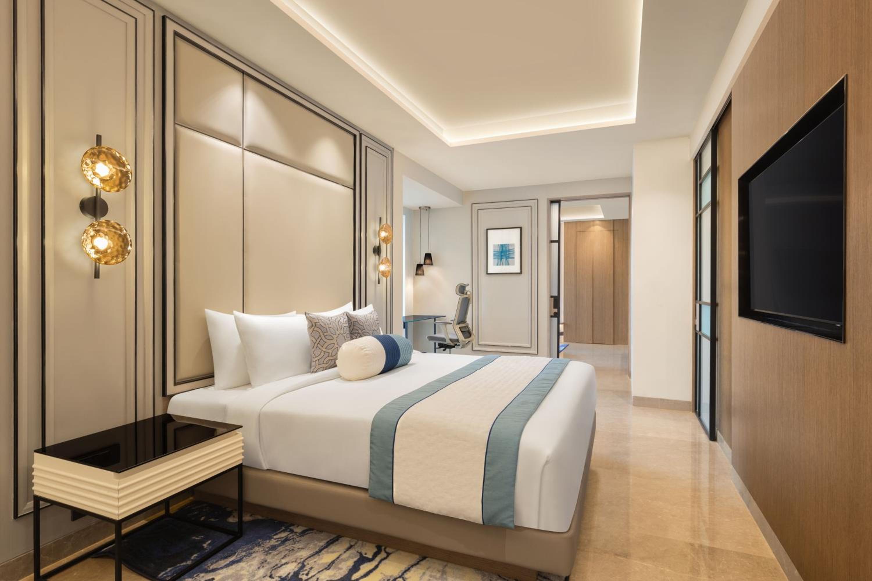 Executive King Suite with Sofa Bed and Courtyard View with 50% discount on Buffet , 10% off on Airport Transfers , Laundry and Happy Hours on beverages enjoy 1+1 offer on select beverages - Photo 2