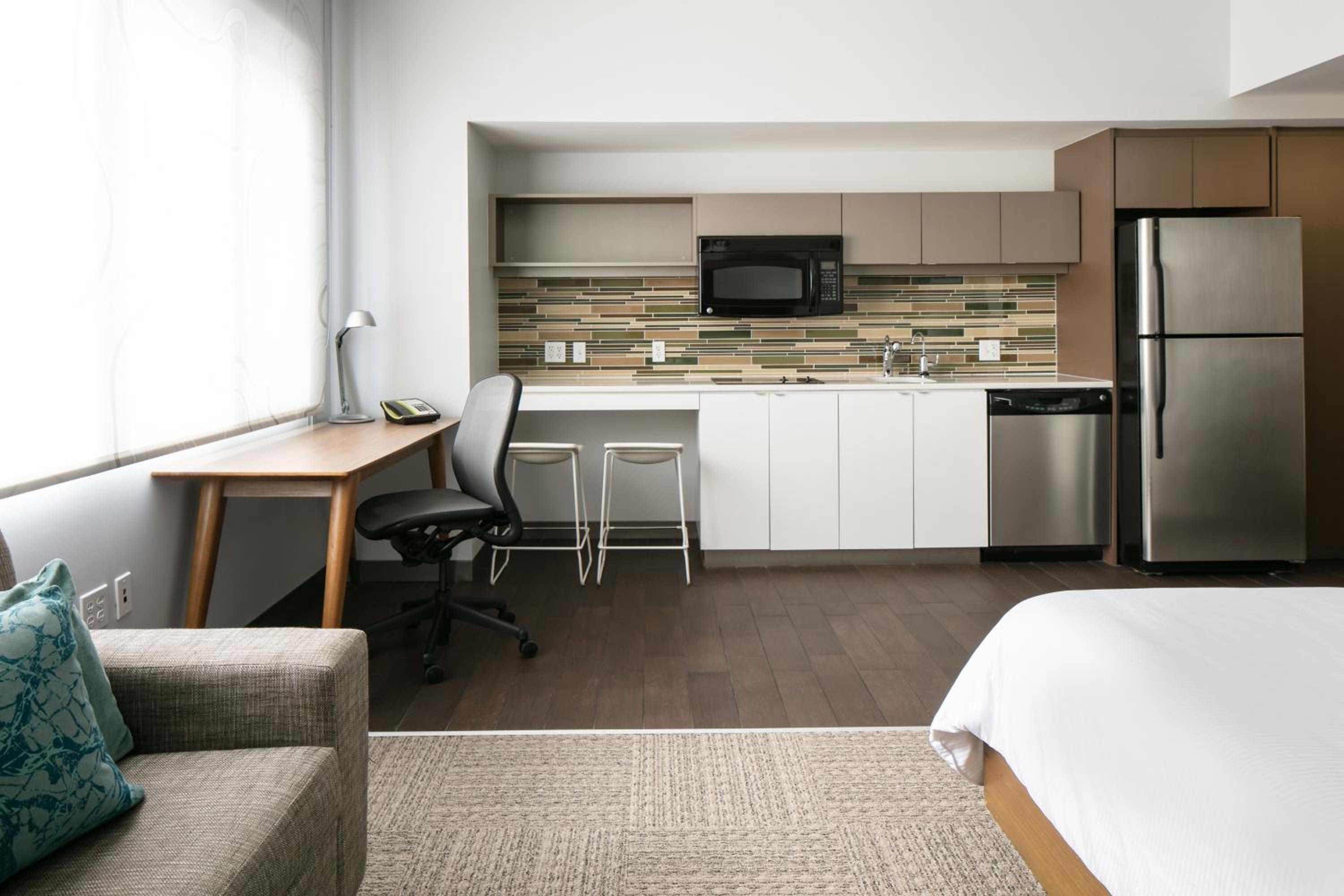 Standard King Room - Photo 8