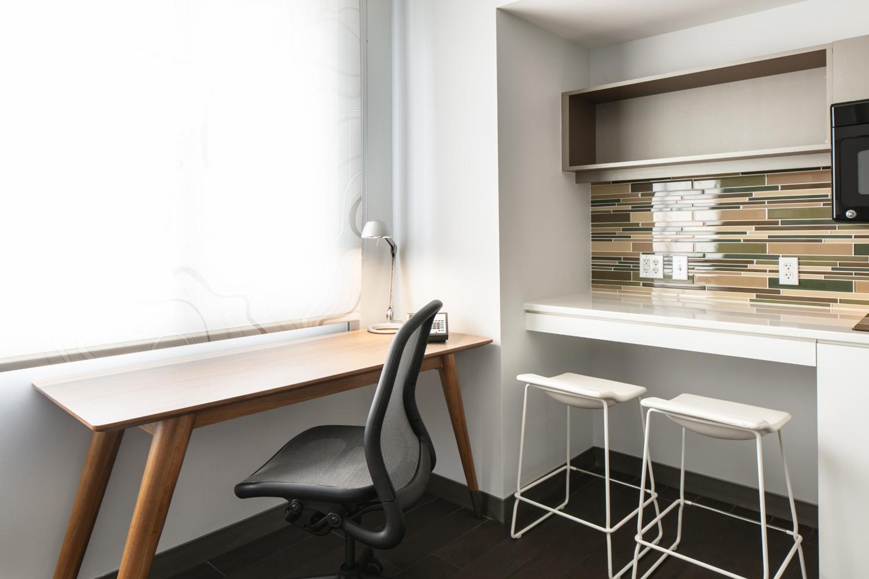 Standard King Room - Photo 9