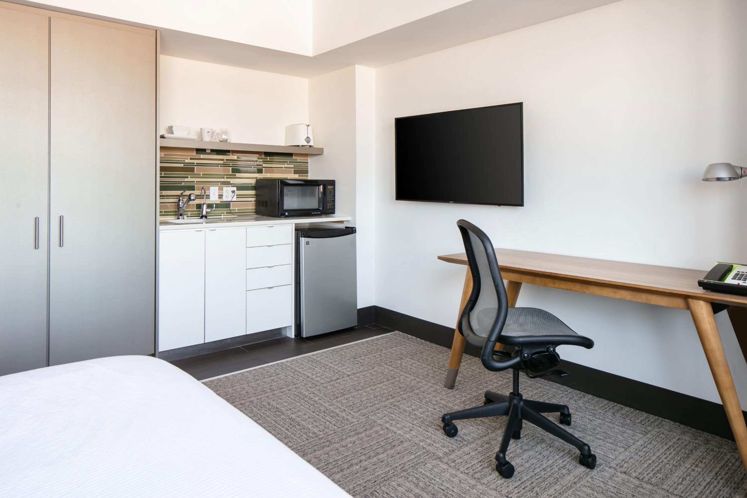 Standard King Room - Photo 7