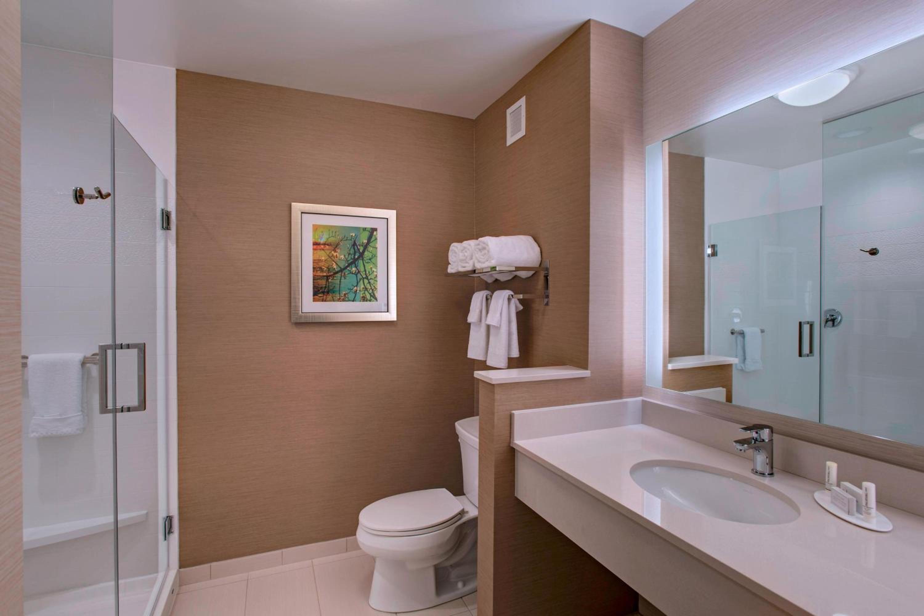 Queen Room with Two Queen Beds and Adapted Tub - Mobility and Hearing Accessible photo 2