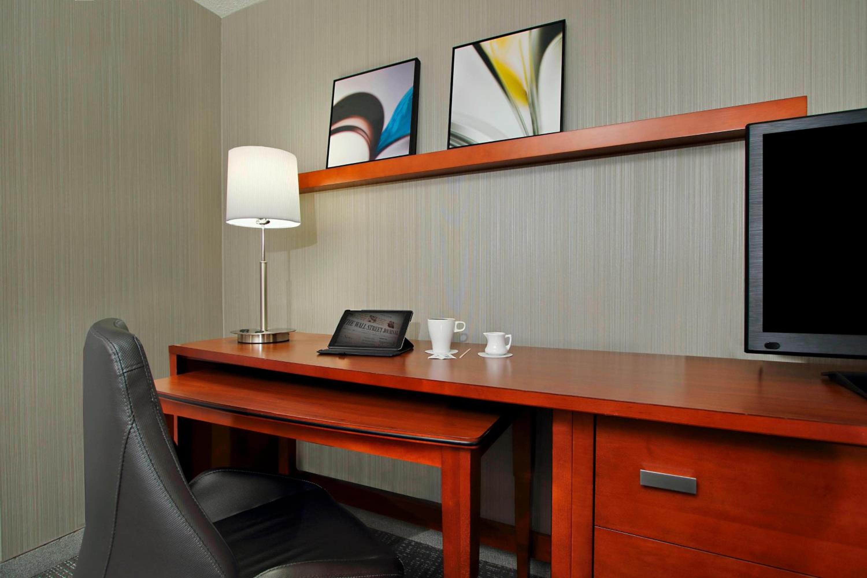 King Room with Sofa Bed - Photo 5