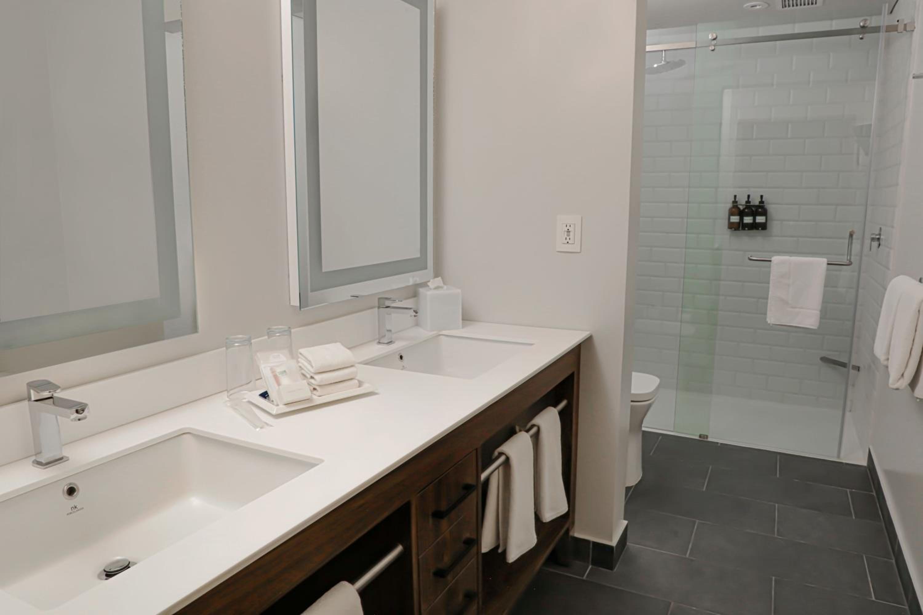 Junior King Suite - Photo 3