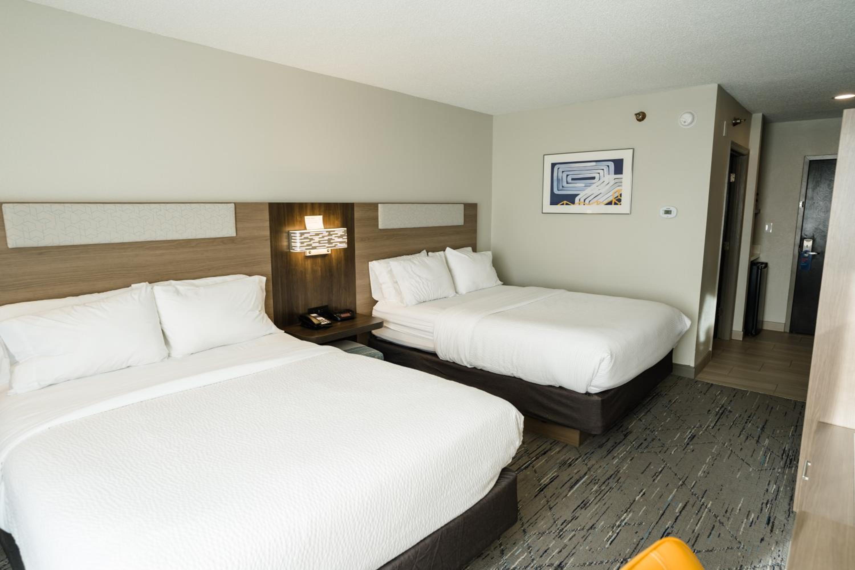 Standard Room with Two Queen Beds - Photo 1