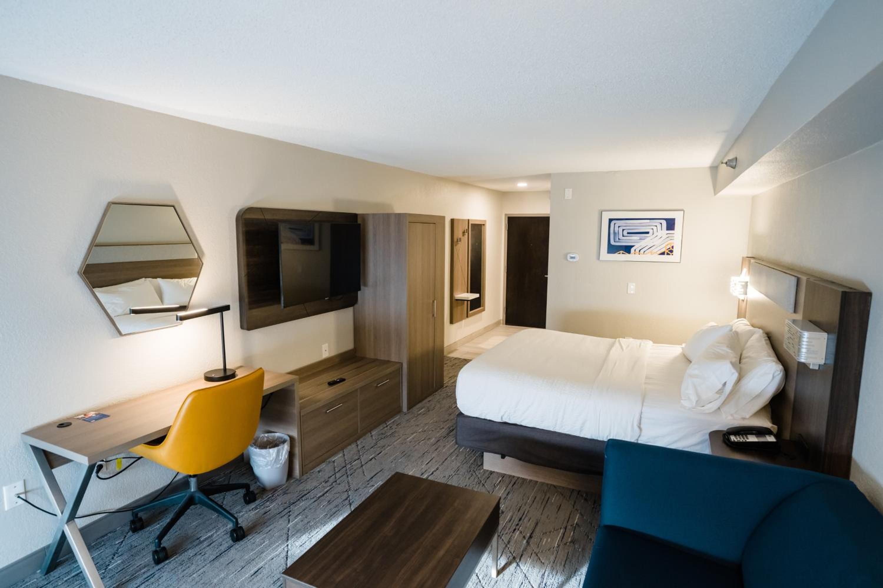 Standard King Room with Sofa Bed - Photo 5