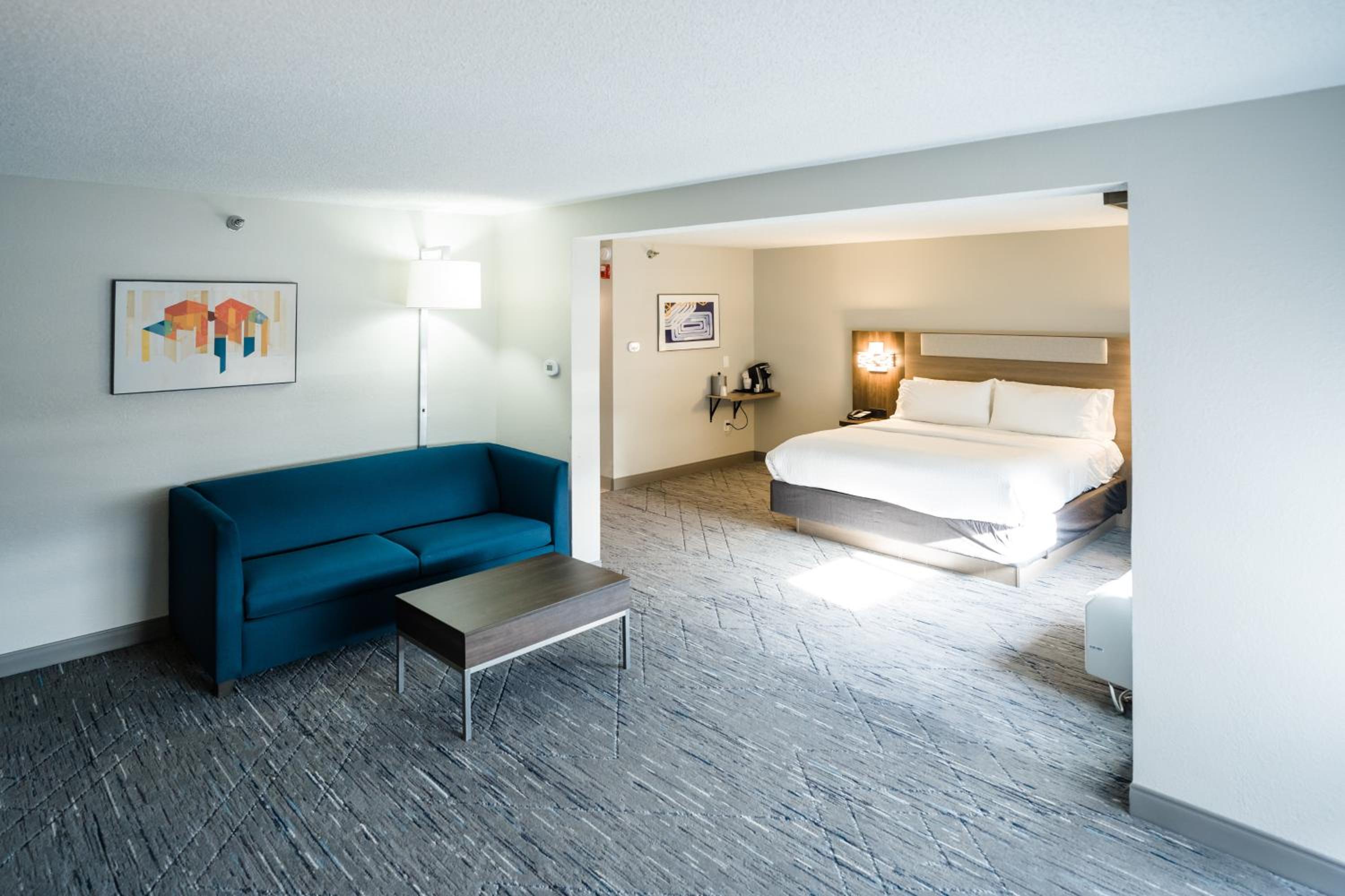 King Room with Hearing Accessible Roll In Shower - Non-Smoking - Photo 1