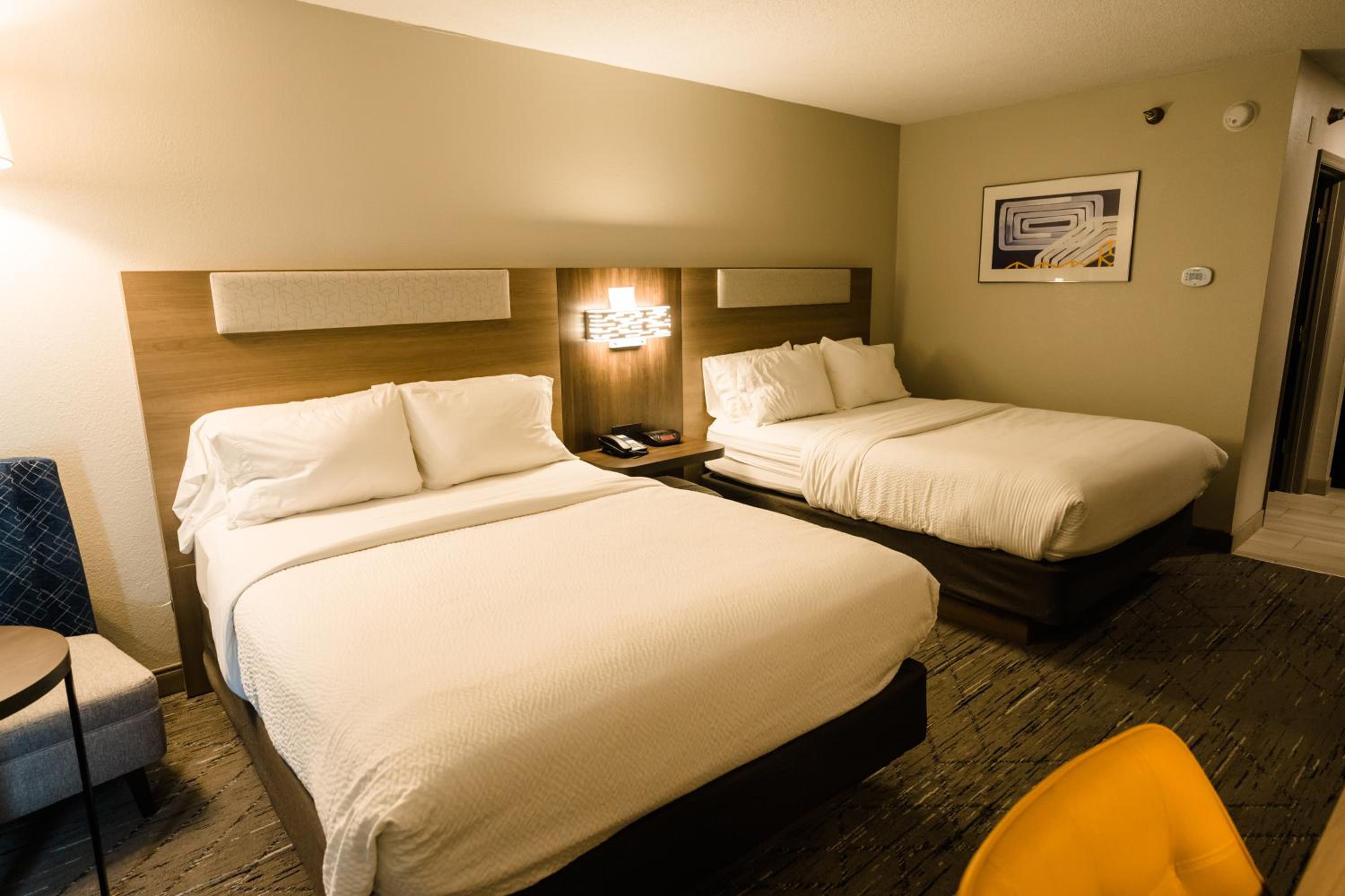 Standard Room with Two Queen Beds - Photo 7