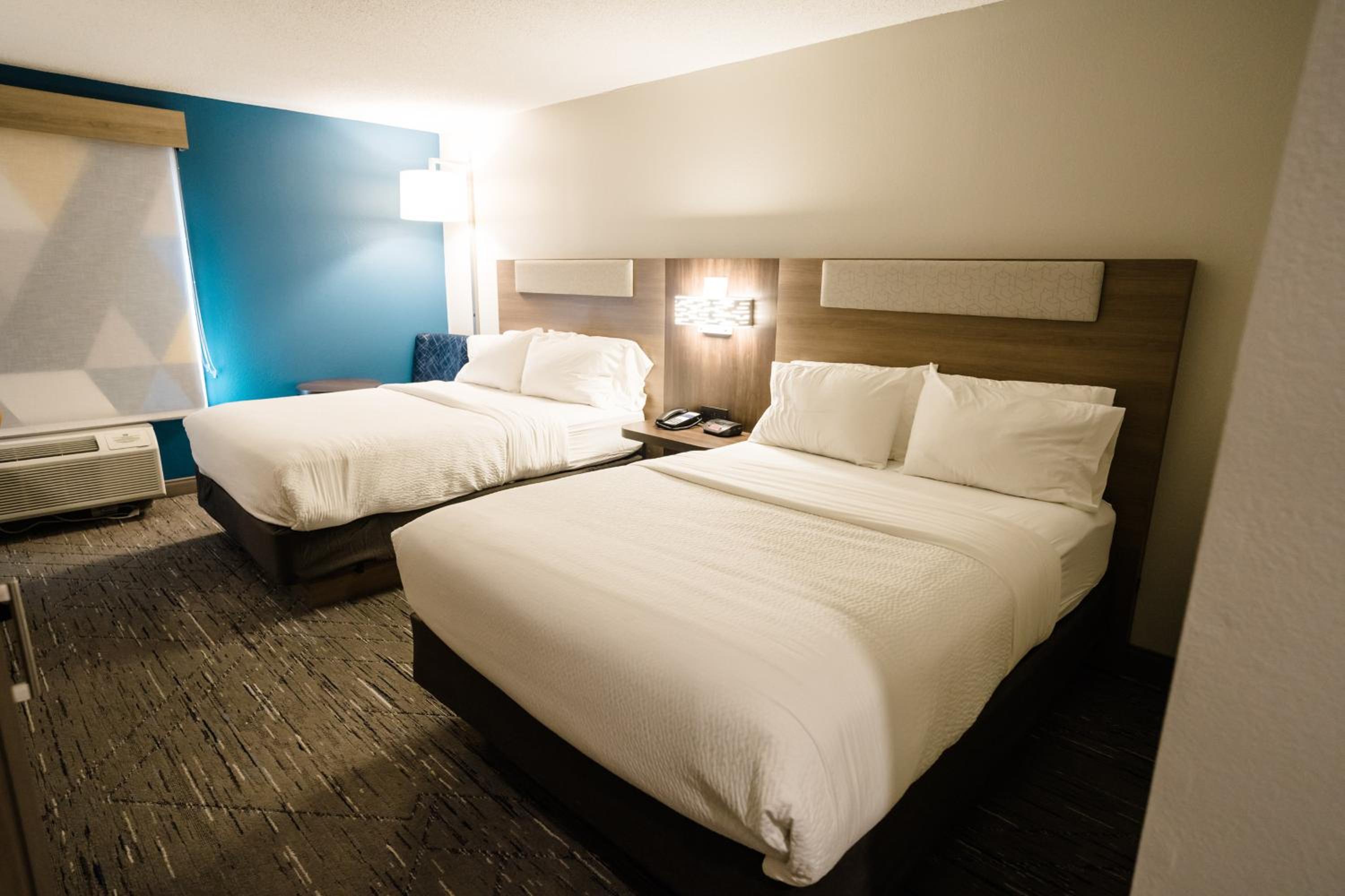 Standard Room with Two Queen Beds - Photo 9