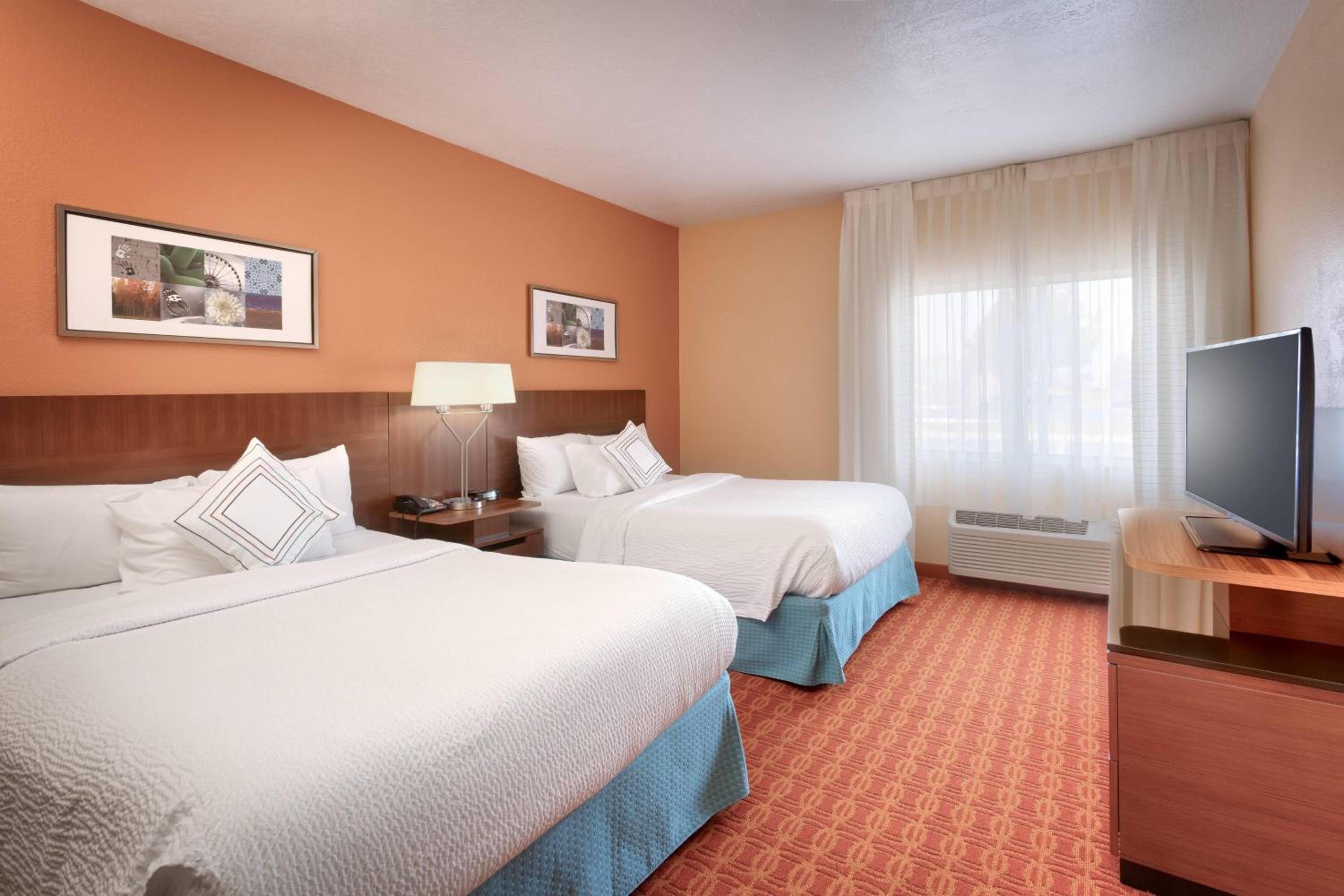 Queen Room with Two Queen Beds - Photo 4
