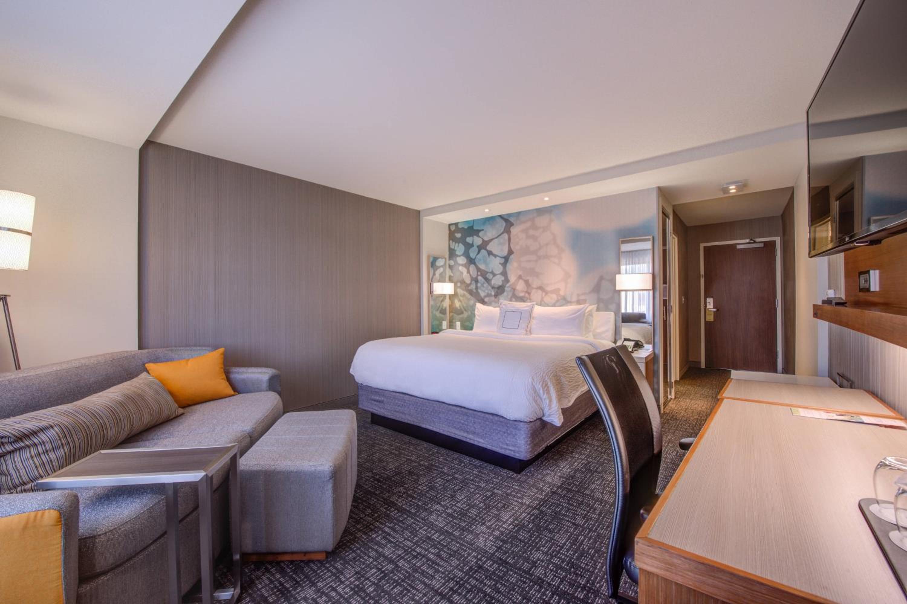 King Room with Sofa Bed and Adapted Tub - Mobility Accessible