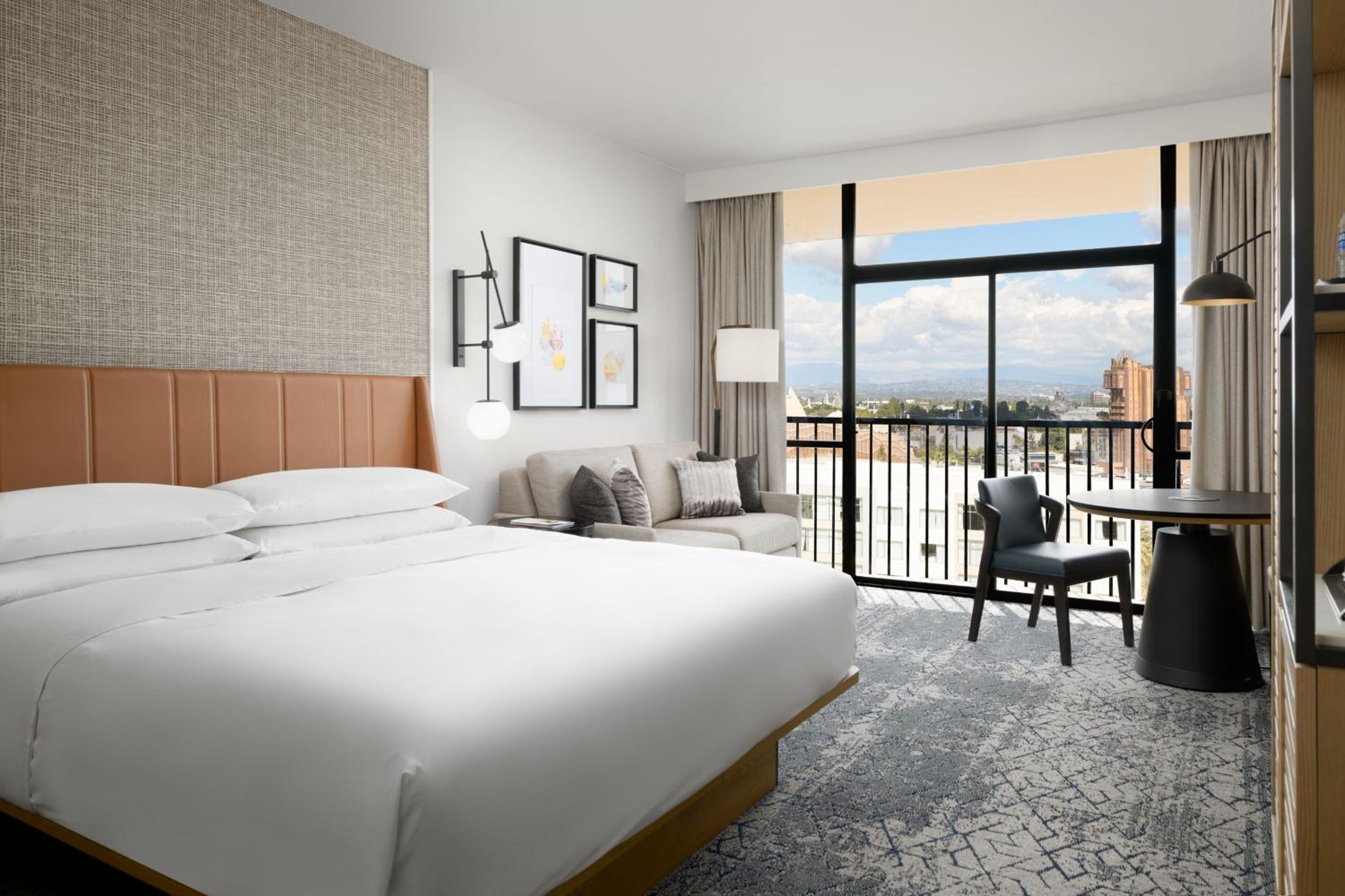 Club level, Guest room, 1 King, Theme park view, High floor - Photo 10