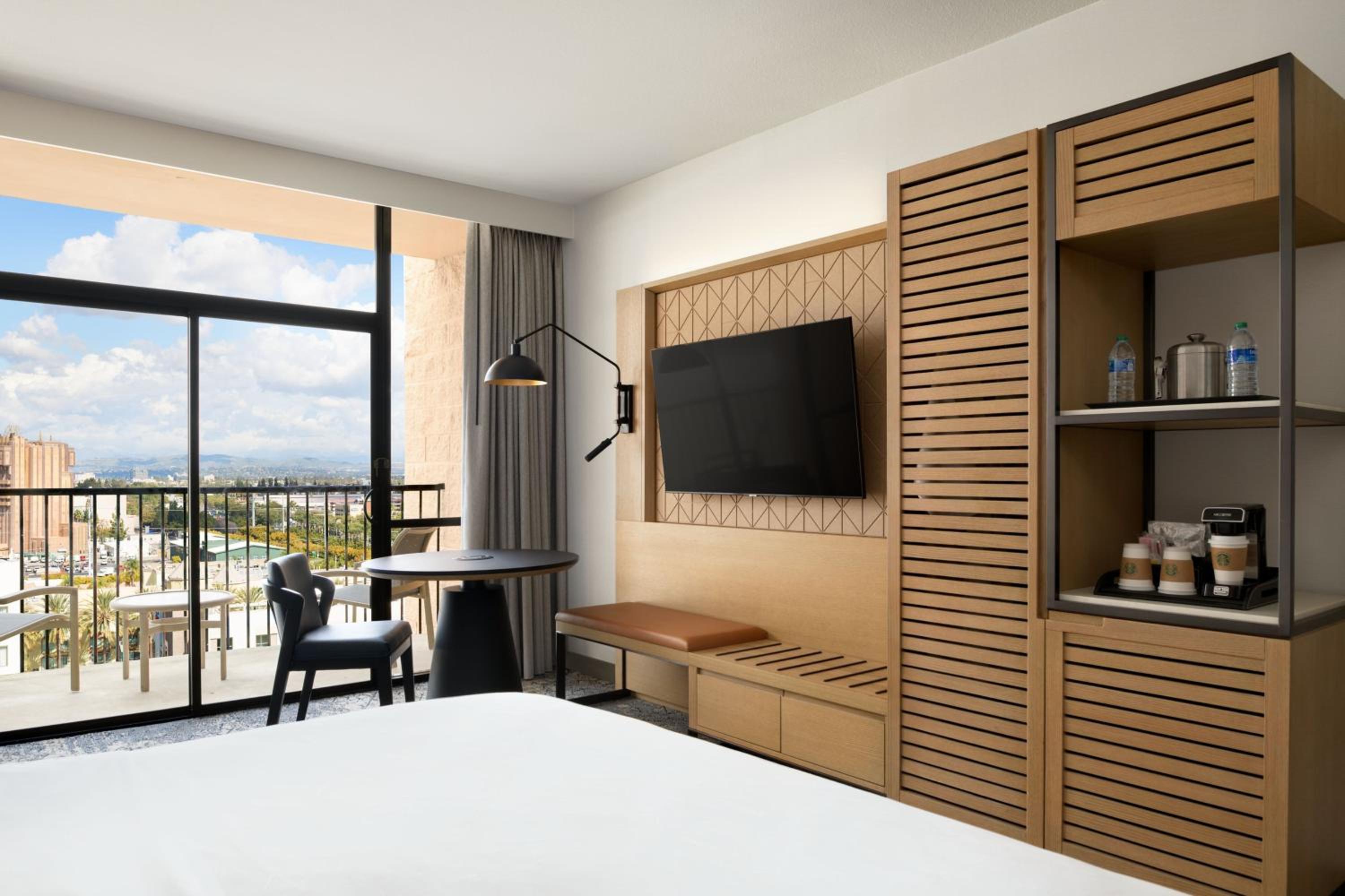 Club level, Guest room, 1 King, High floor - Photo 6