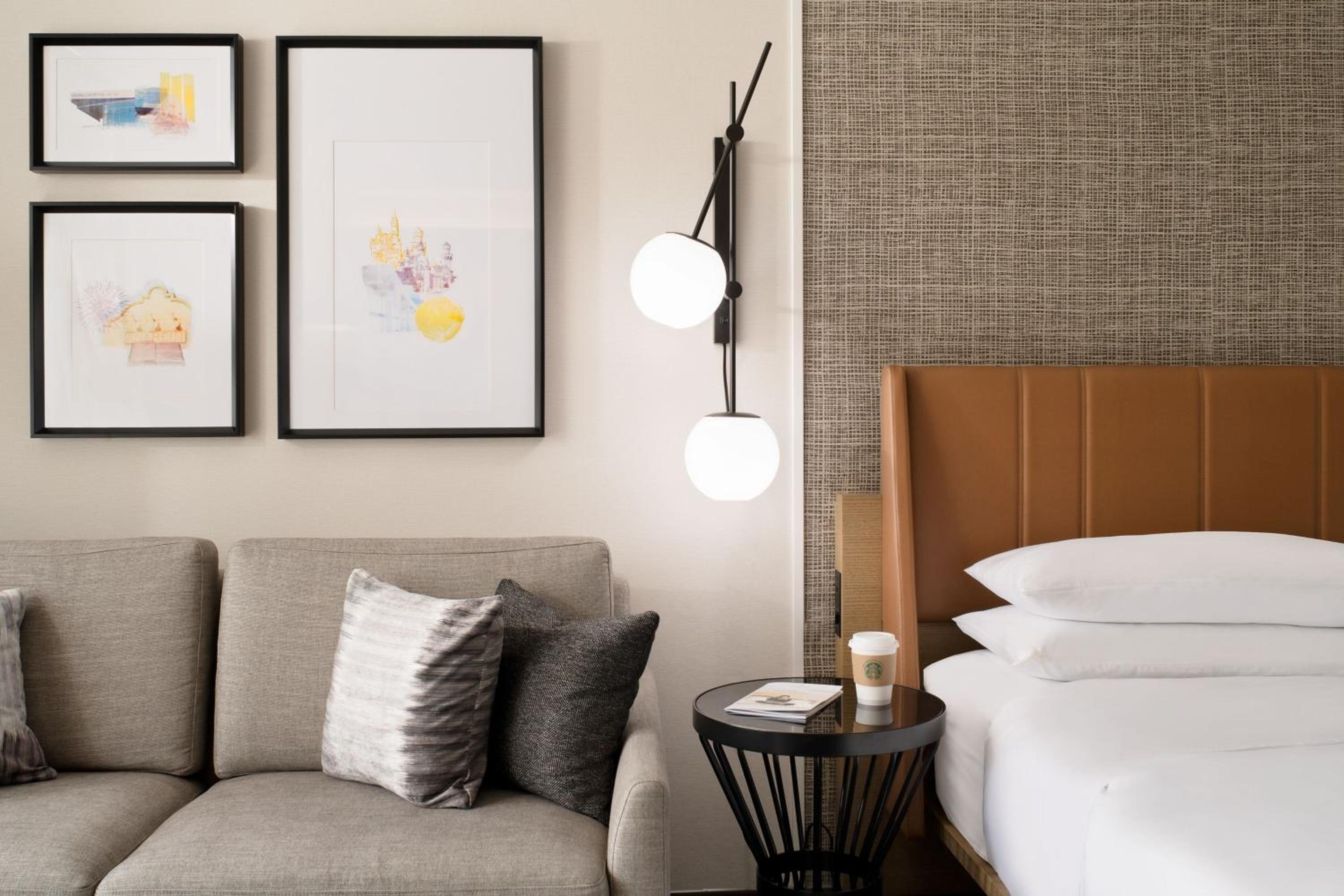 Club level, Guest room, 1 King, High floor - Photo 10