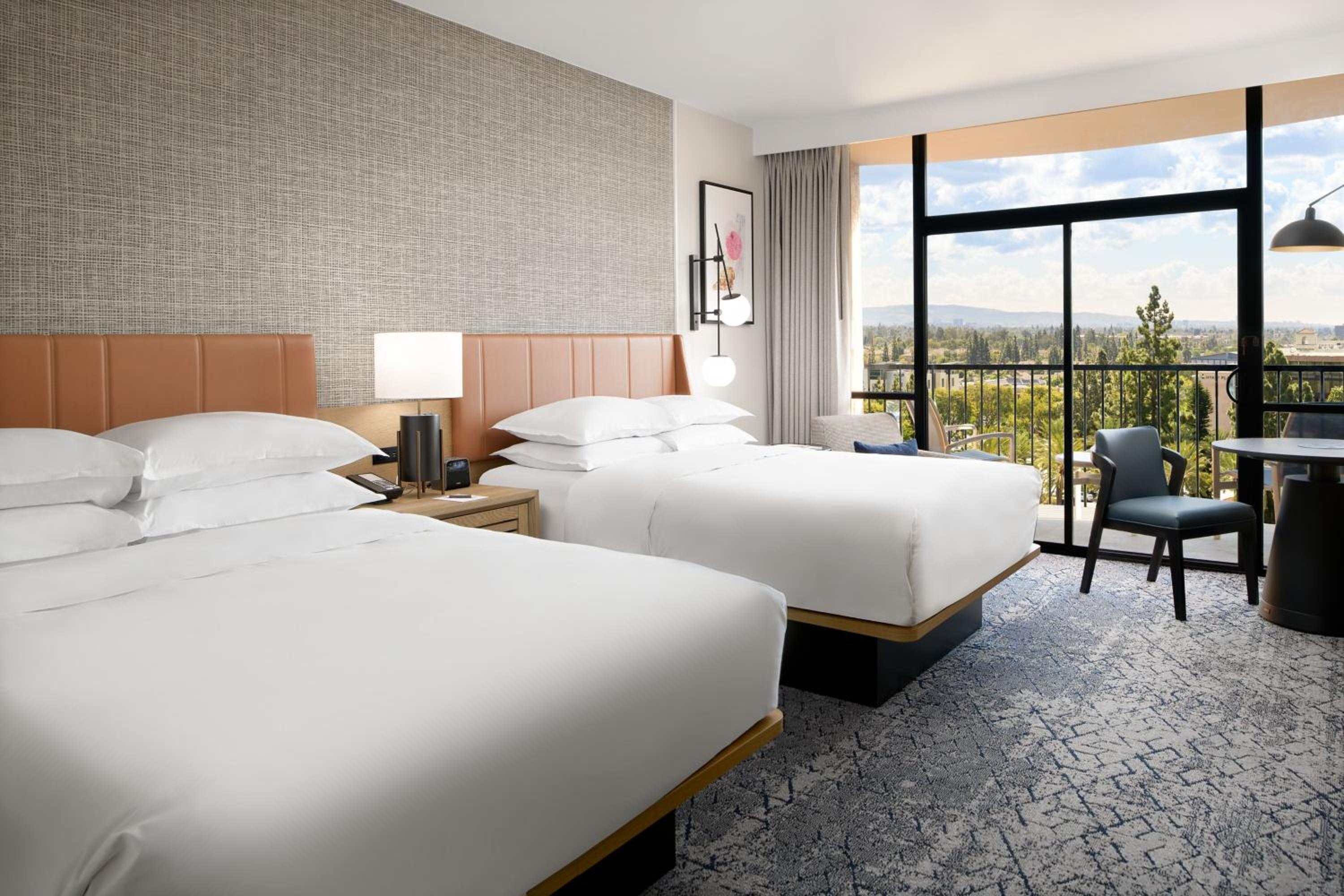 Club level, Guest room, 2 Queen, High floor - Photo 15