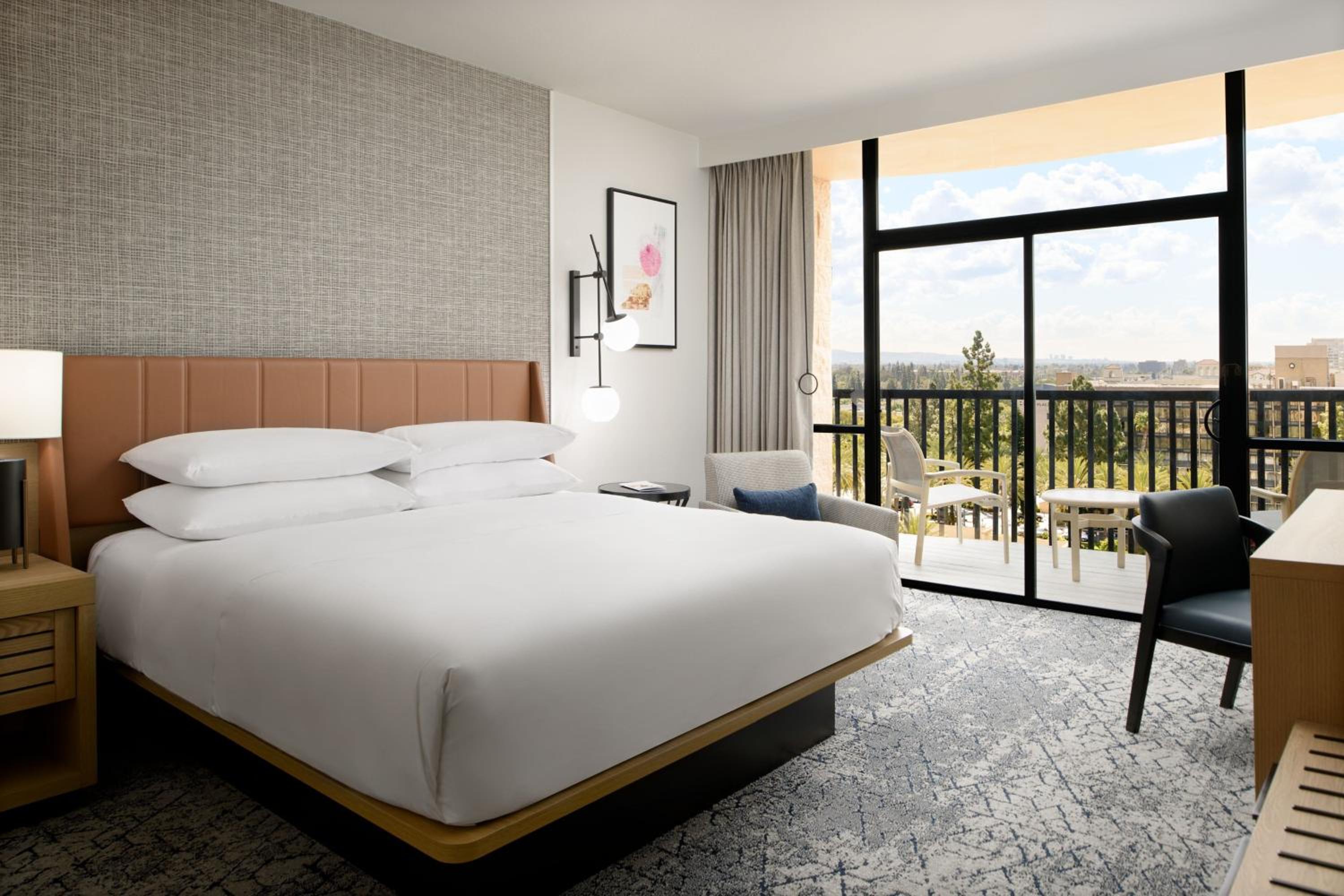 Club level, Guest room, 1 King, High floor - Photo 5