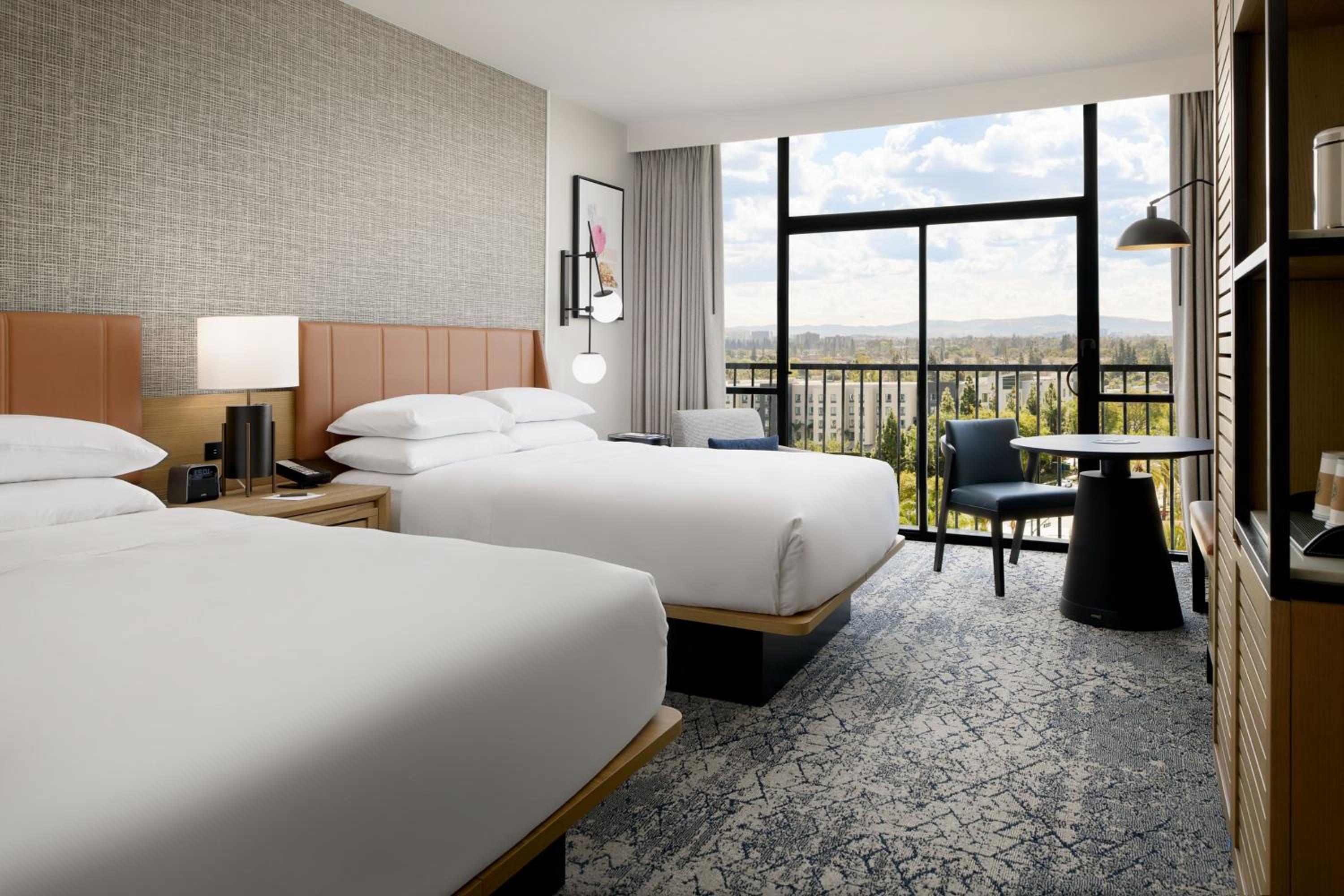 Club level, Guest room, 2 Queen, High floor - Photo 1