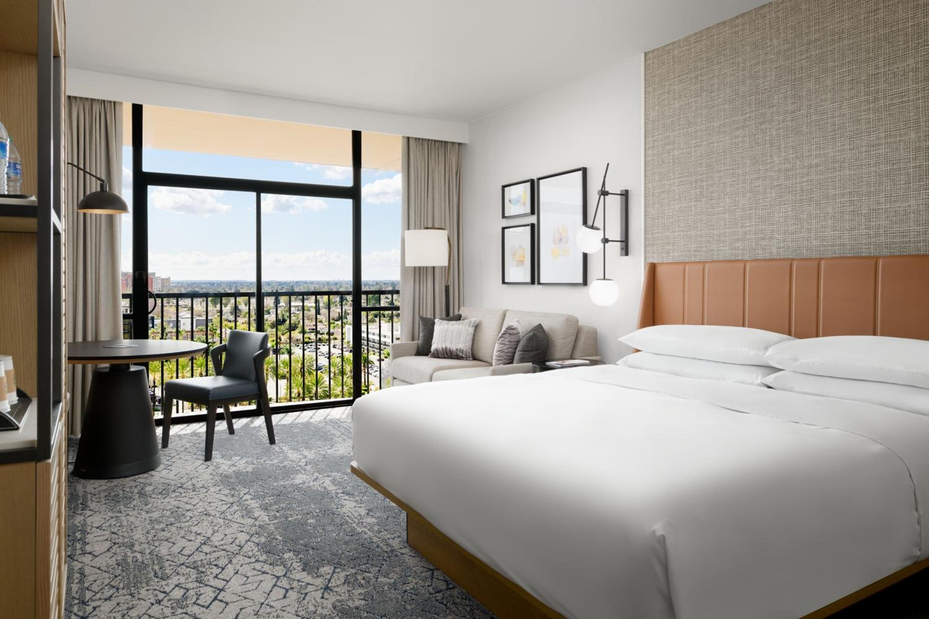 Club level, Guest room, 1 King, High floor - Photo 7