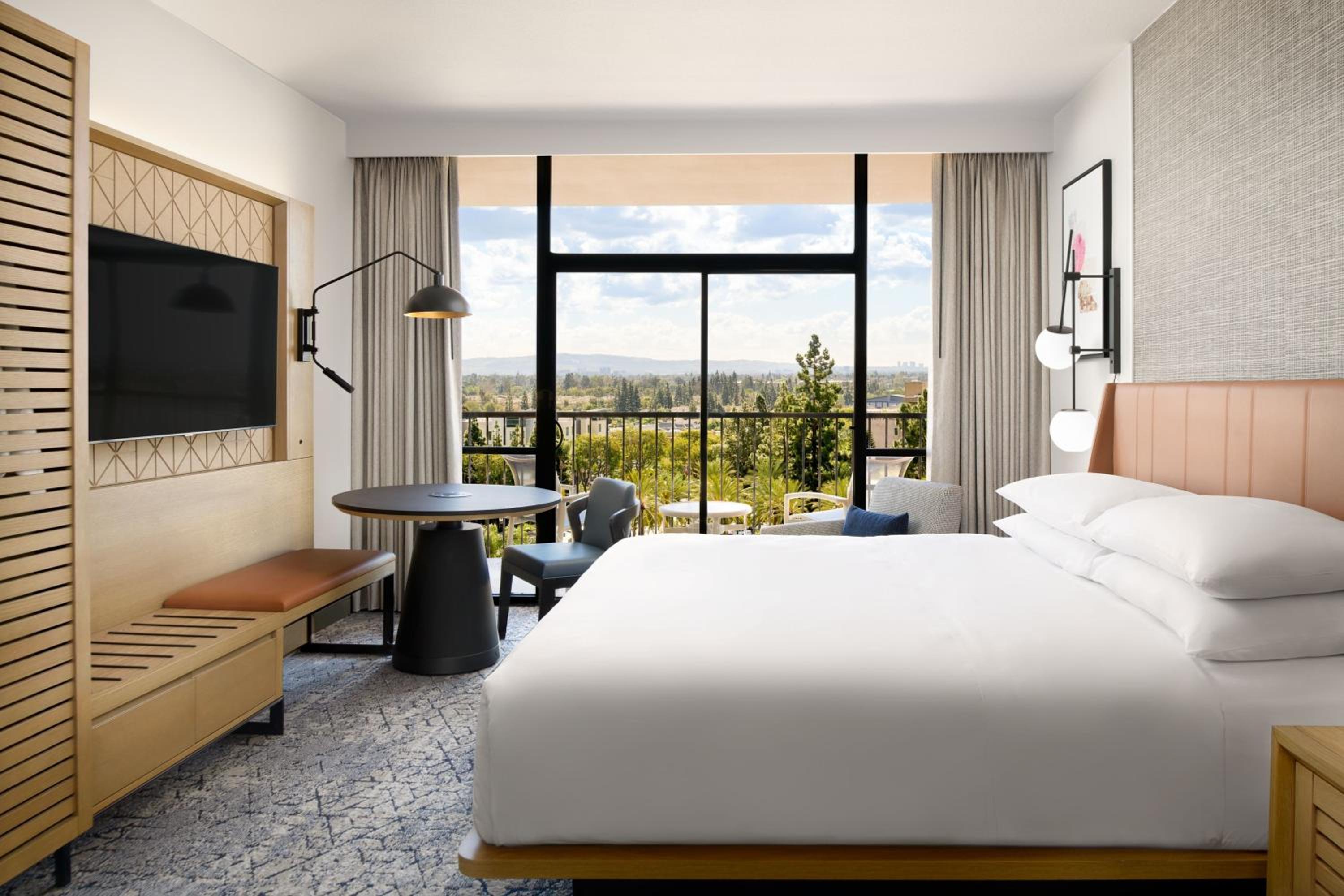 Club level, Guest room, 1 King, High floor - Photo 8