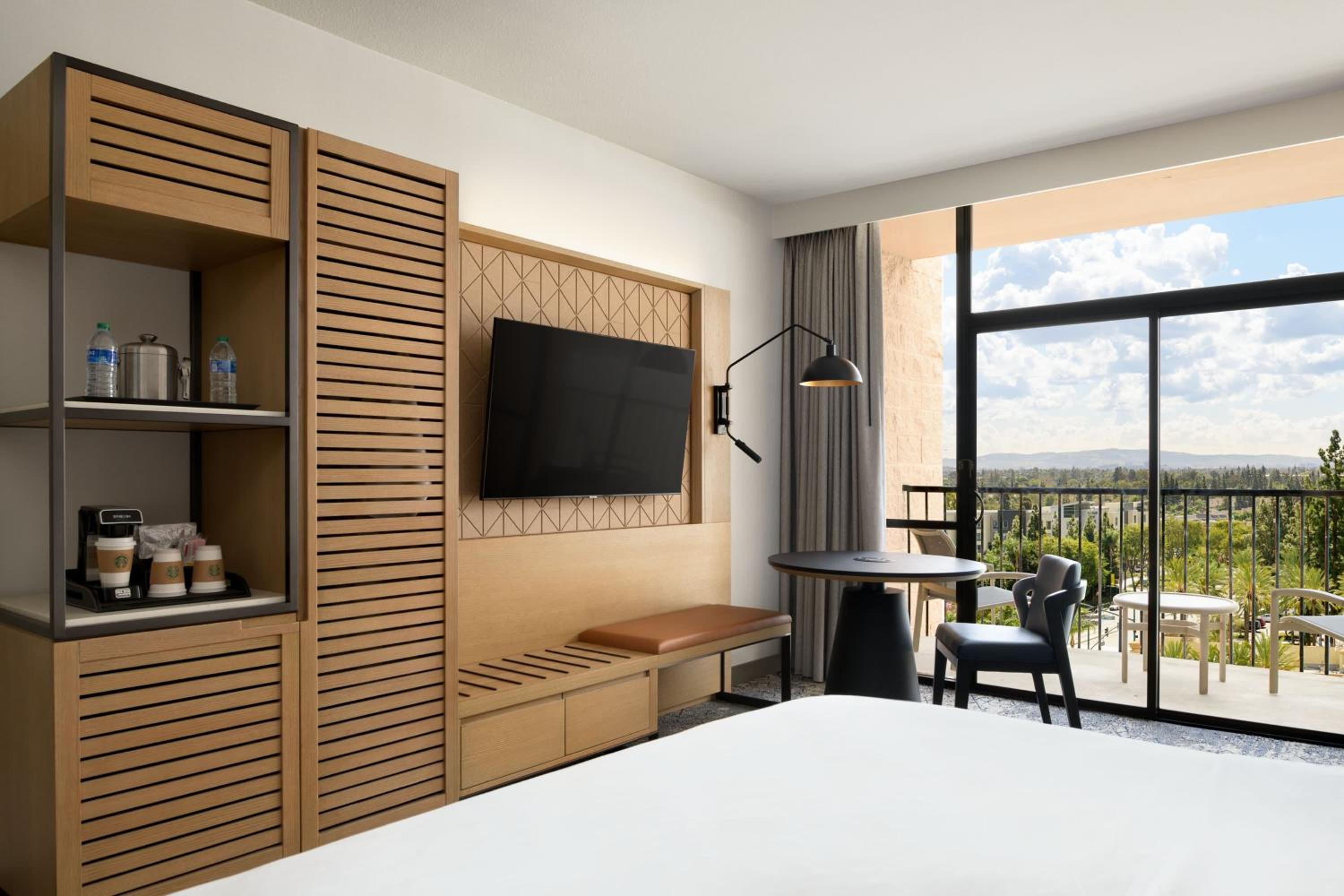 Club level, Guest room, 1 King, High floor - Photo 9