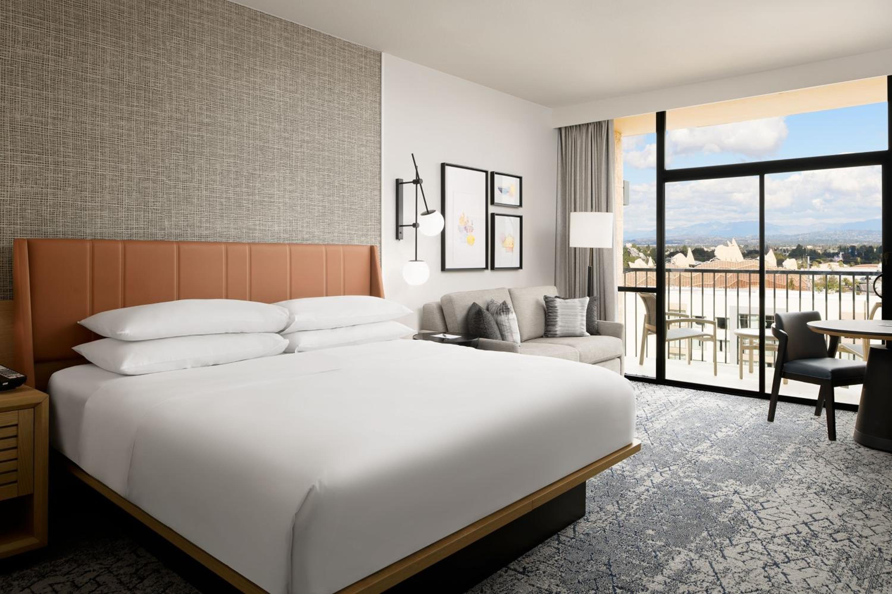 Club level, Guest room, 1 King, Theme park view, High floor - Photo 9