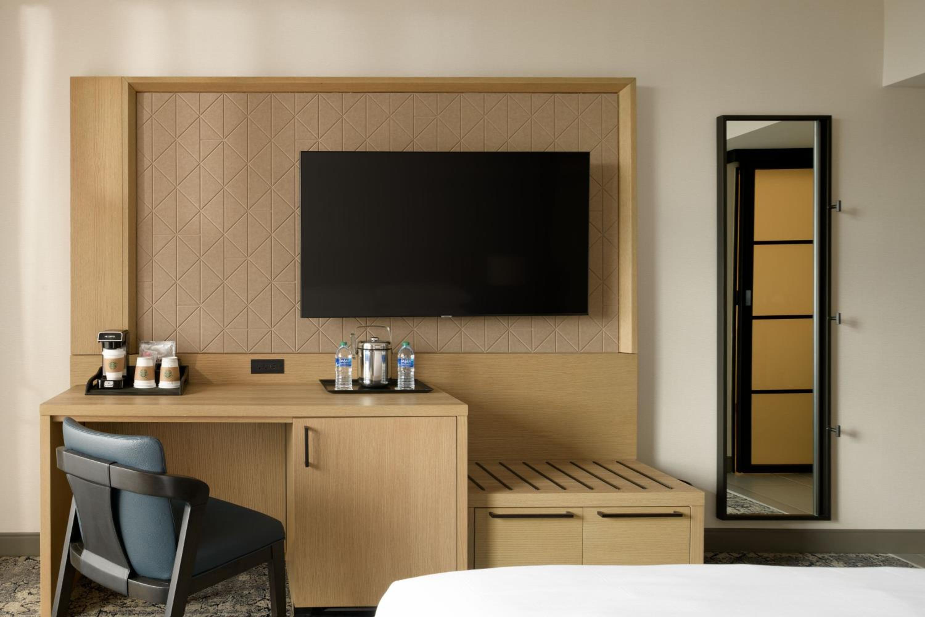 Club level, Guest room, 1 King, High floor - Photo 13