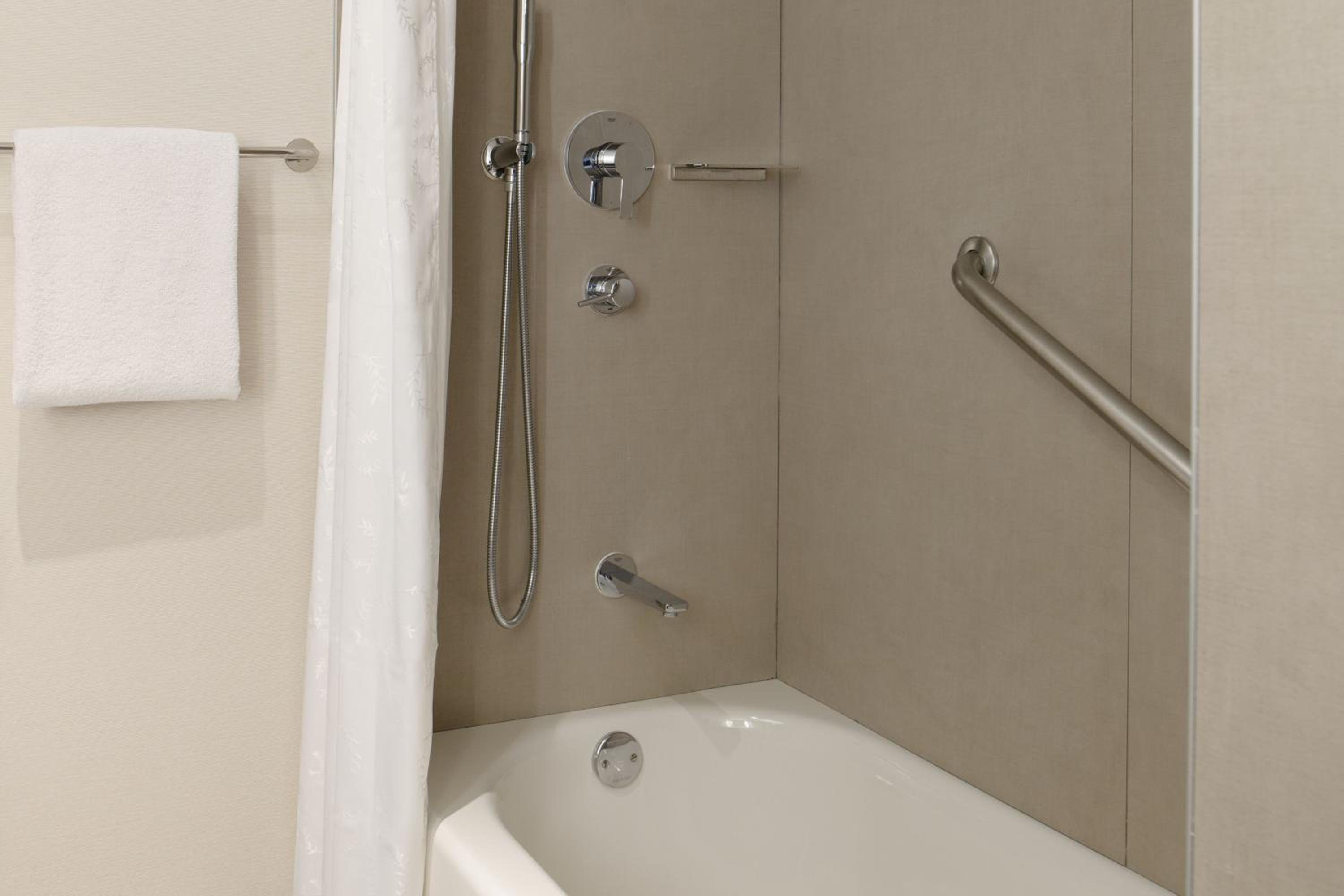 Guest room, 2 Queen - Photo 12