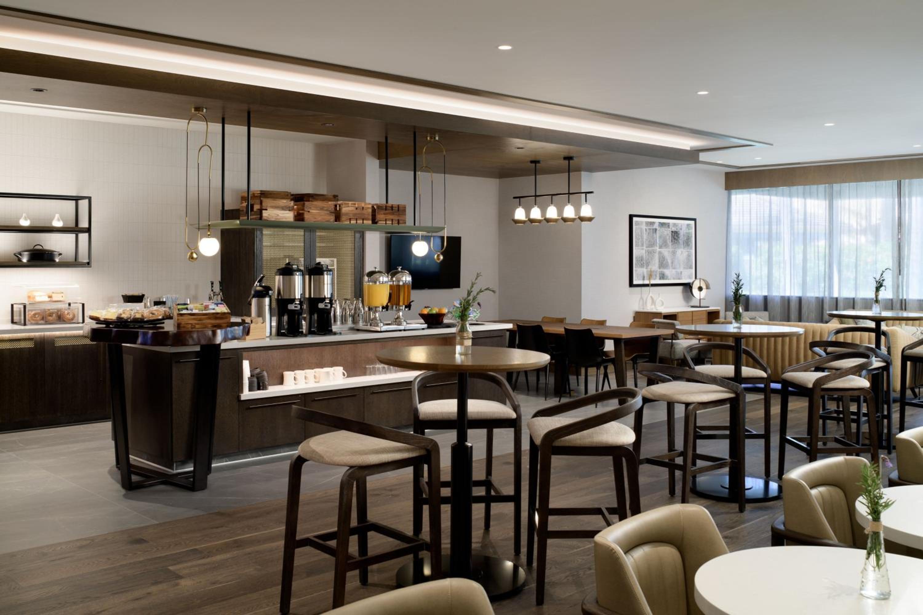 Club level, Guest room, 1 King, High floor - Photo 18