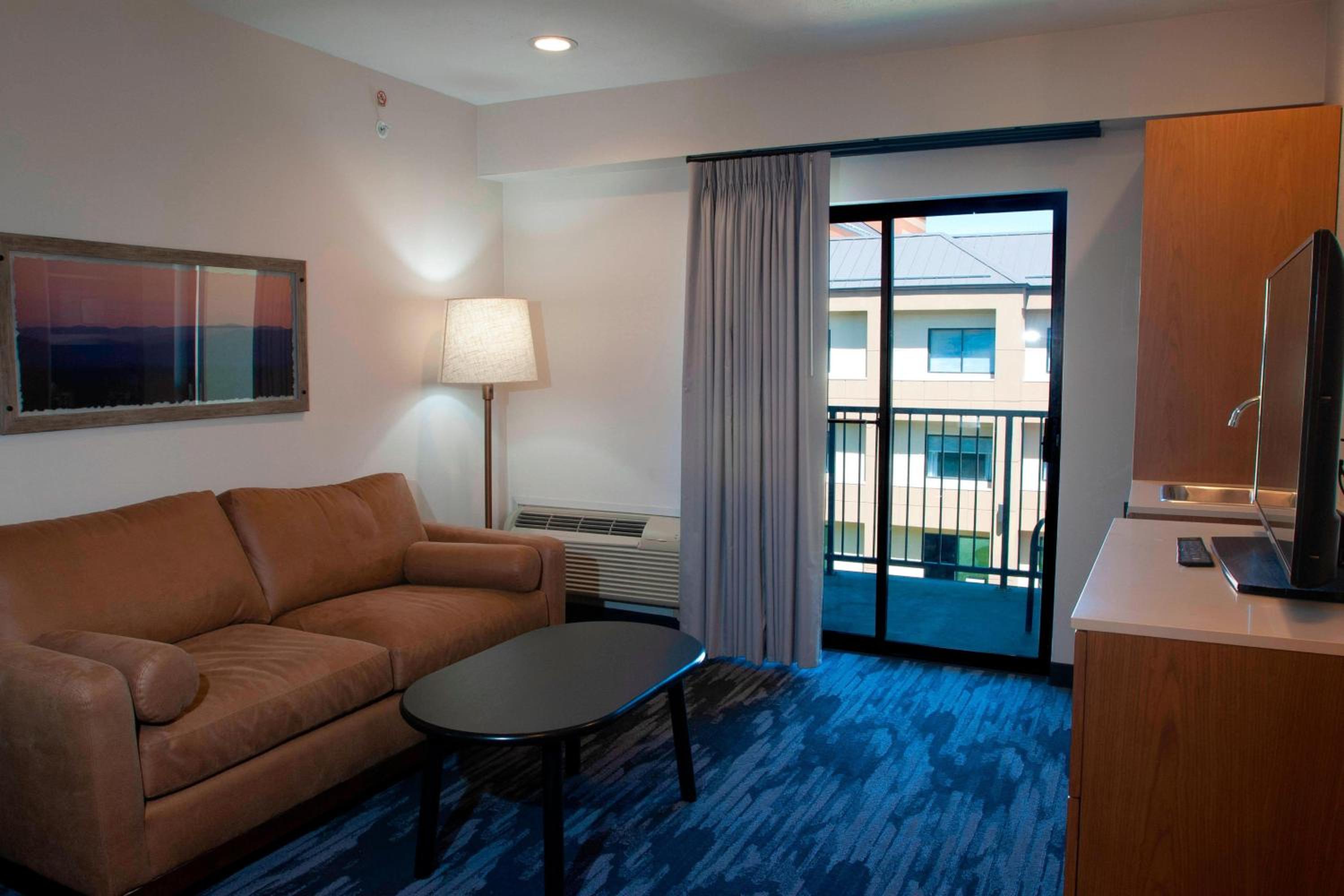 Executive Suite Guestroom with 1 King Bed - Photo 4