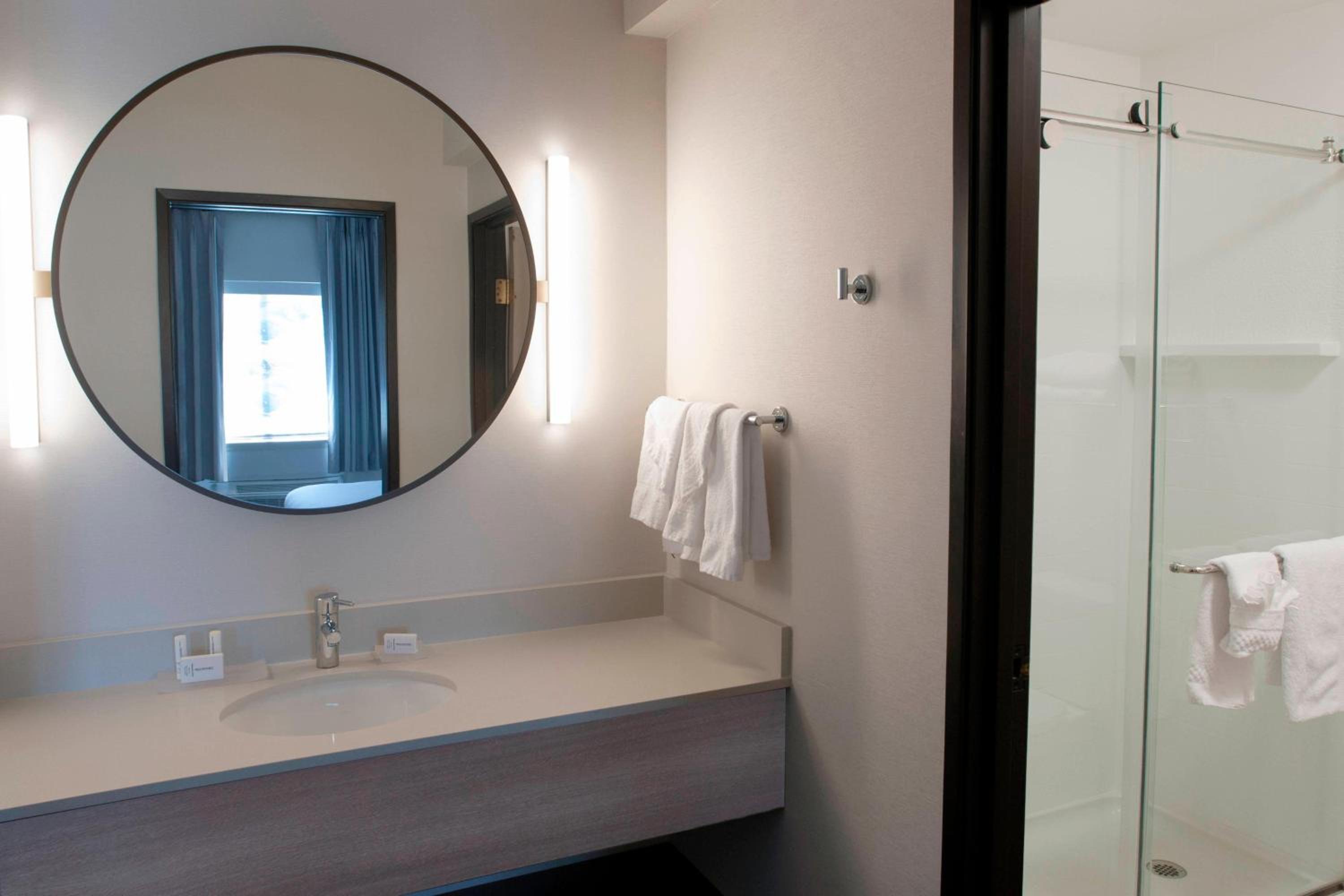 Executive Suite Guestroom with 1 King Bed - Photo 3