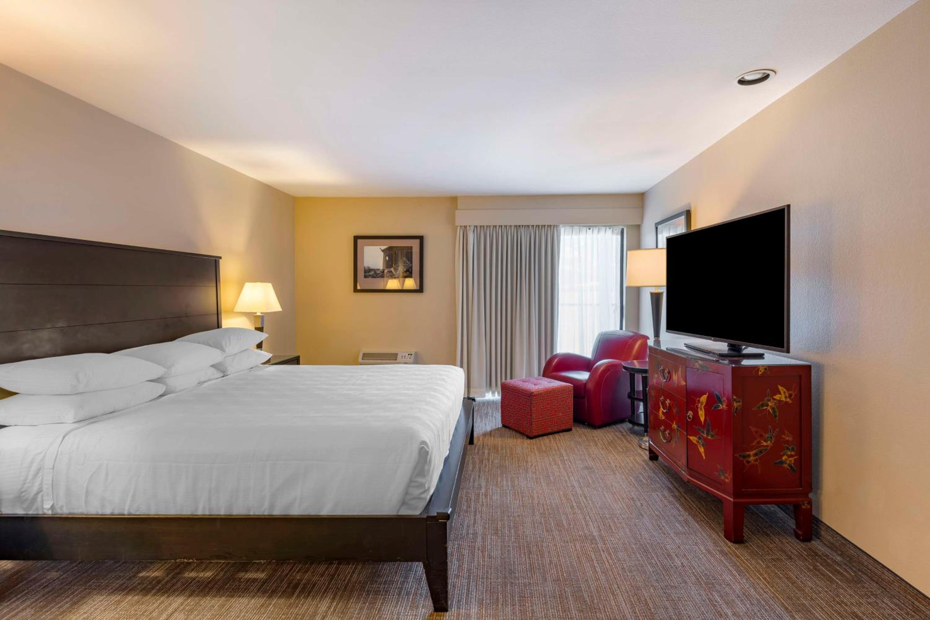King Suite with Living Area and River View - No Pets/Disability Access