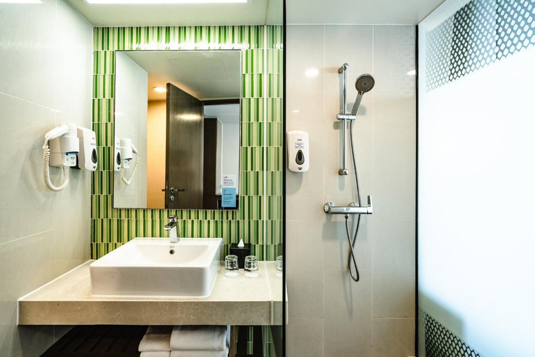 Standard Queen Room with Street View and Free Breakfast, photo 6