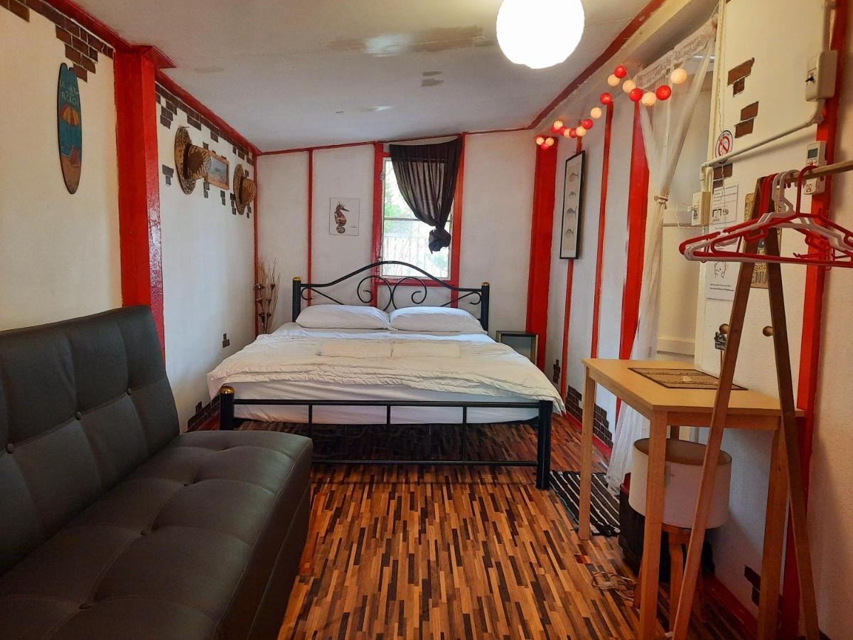 Double Room with Shared Bathroom photo 2