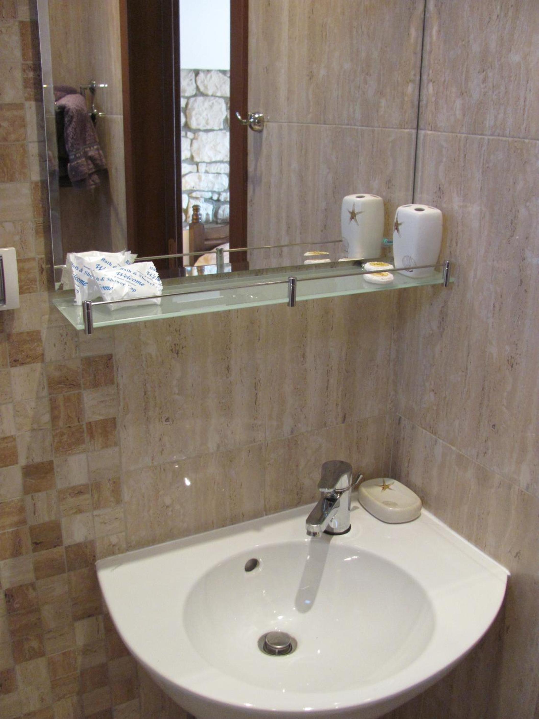 King Room with Roll-In Shower - Disability Access photo 2