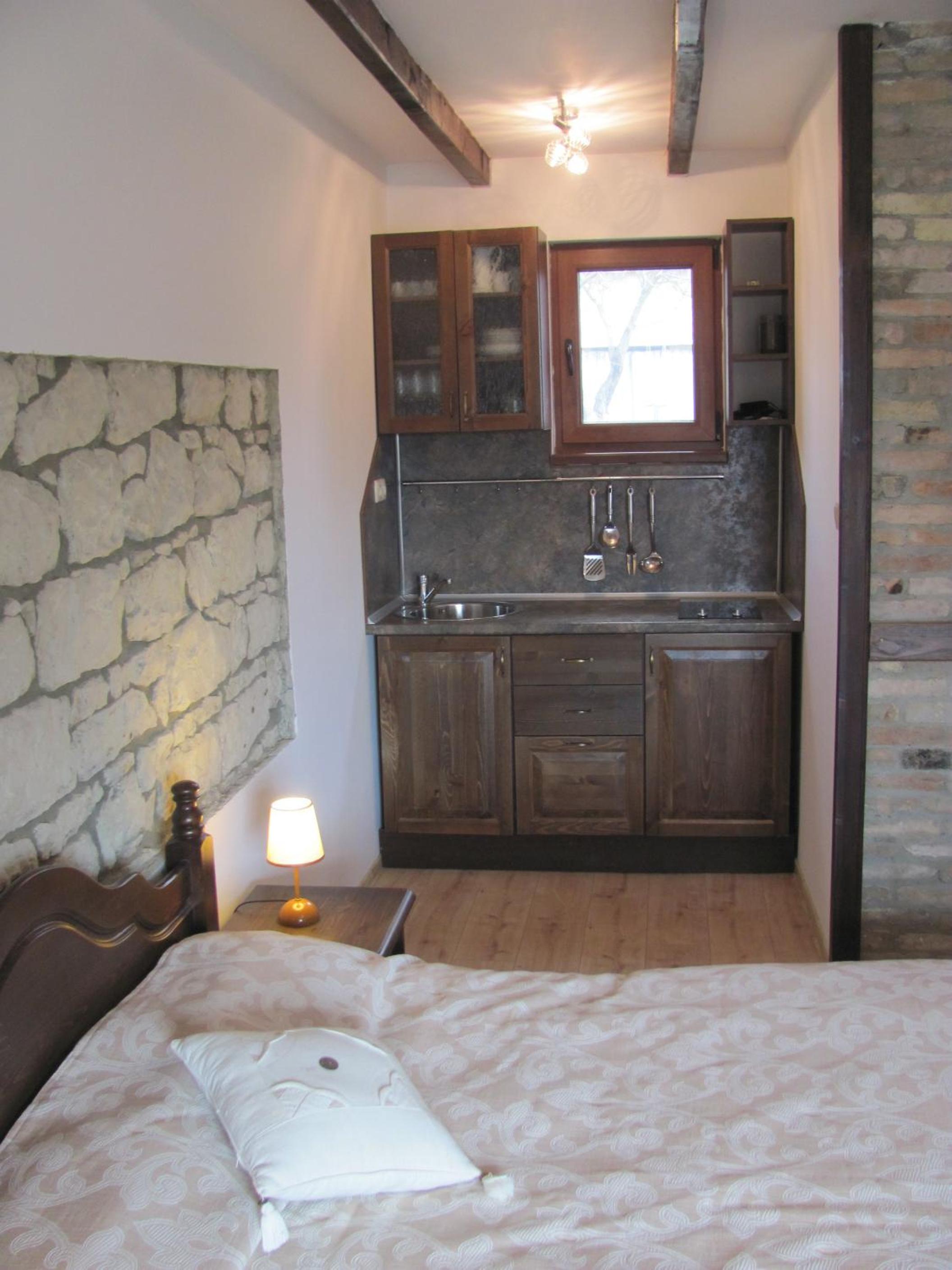 King Room with Roll-In Shower - Disability Access photo 3