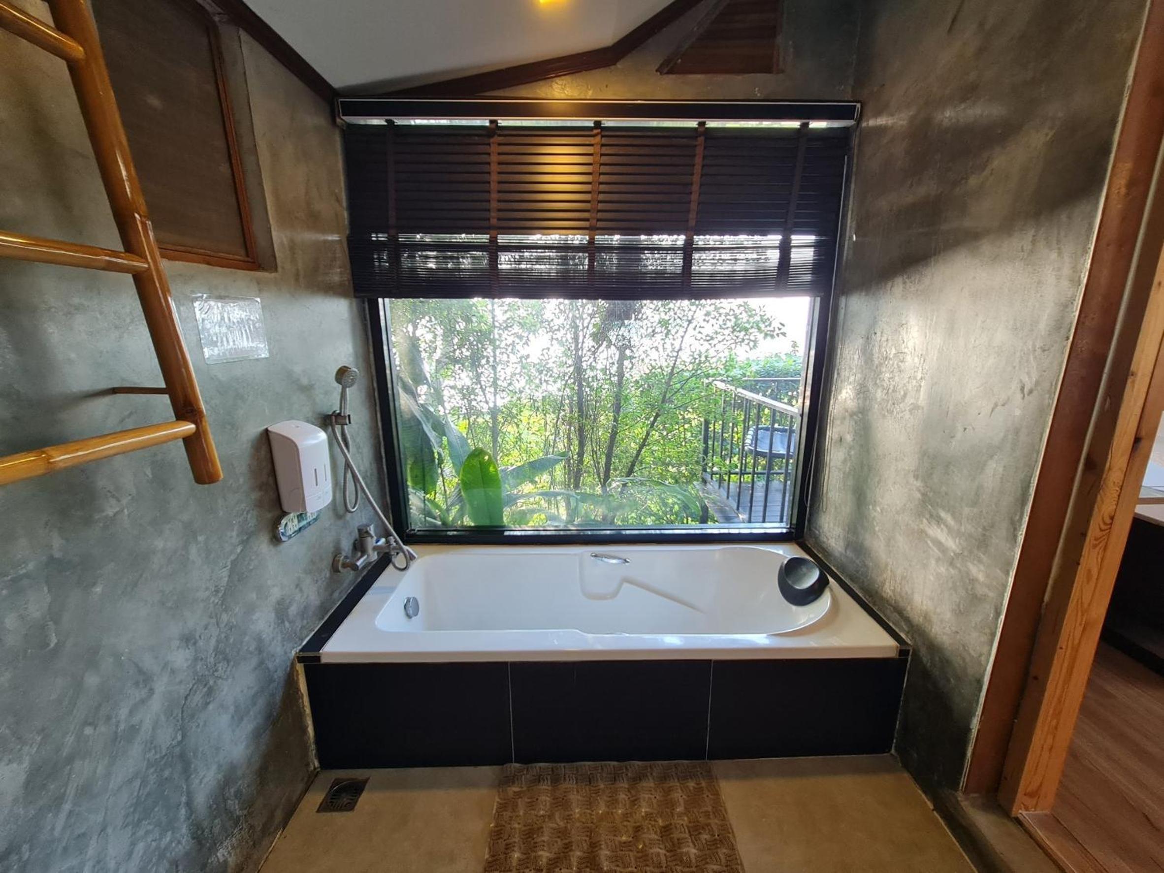 Villa with Lake View - Photo 4