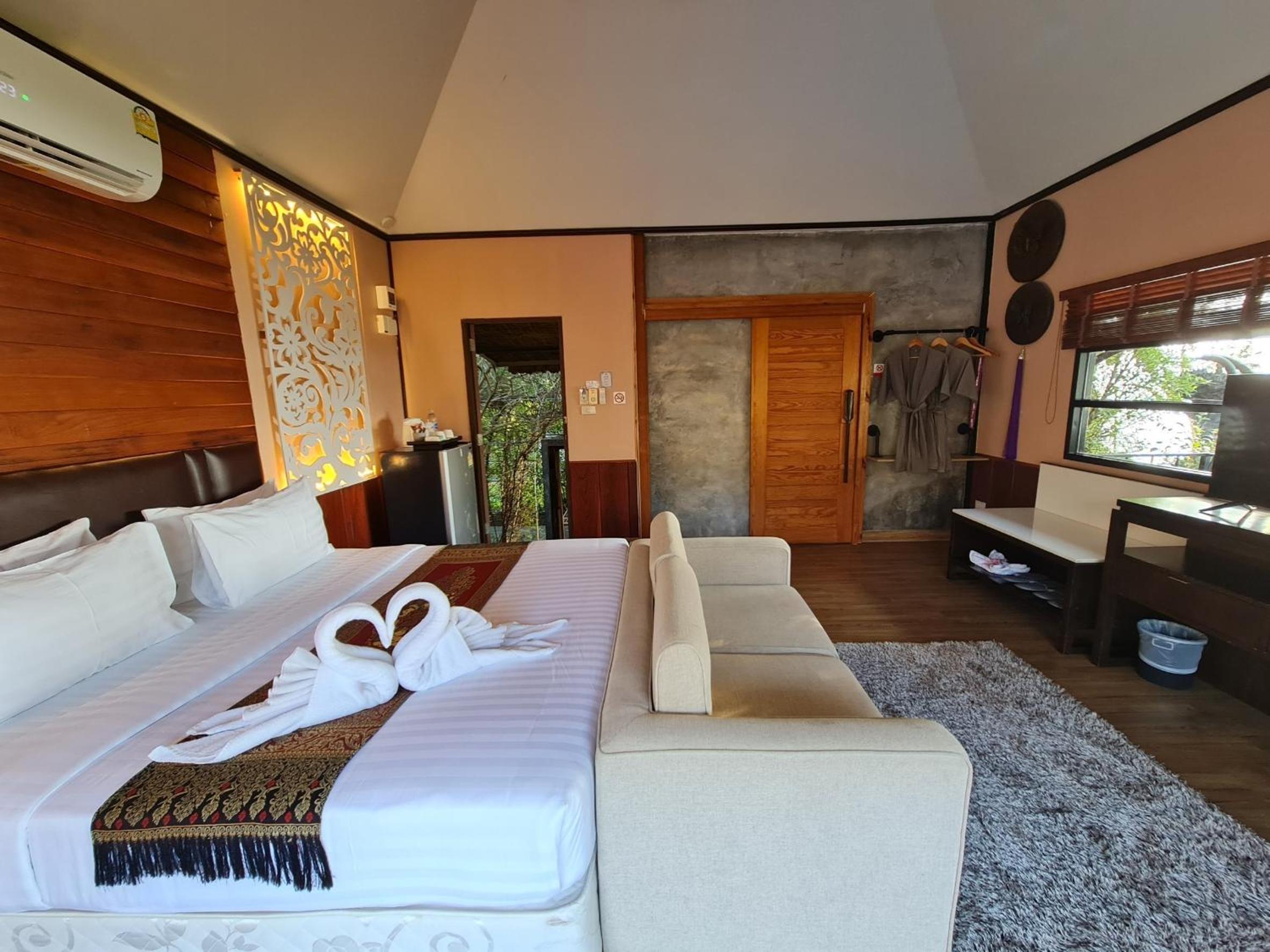 Villa with Lake View - Photo 5